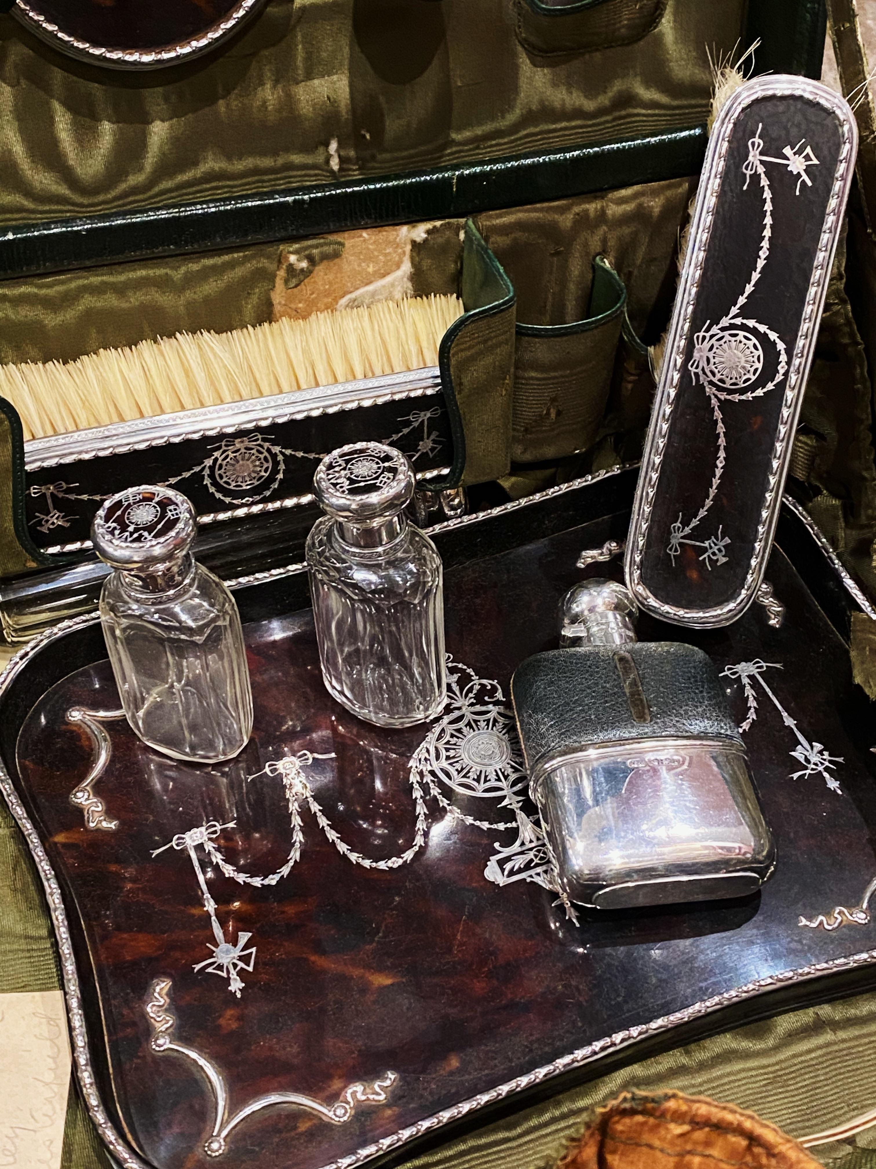 English 925 Silver Travelling Dressing Table Set + G & J W. Hawksley Hip Flask In Excellent Condition For Sale In MELBOURNE, AU