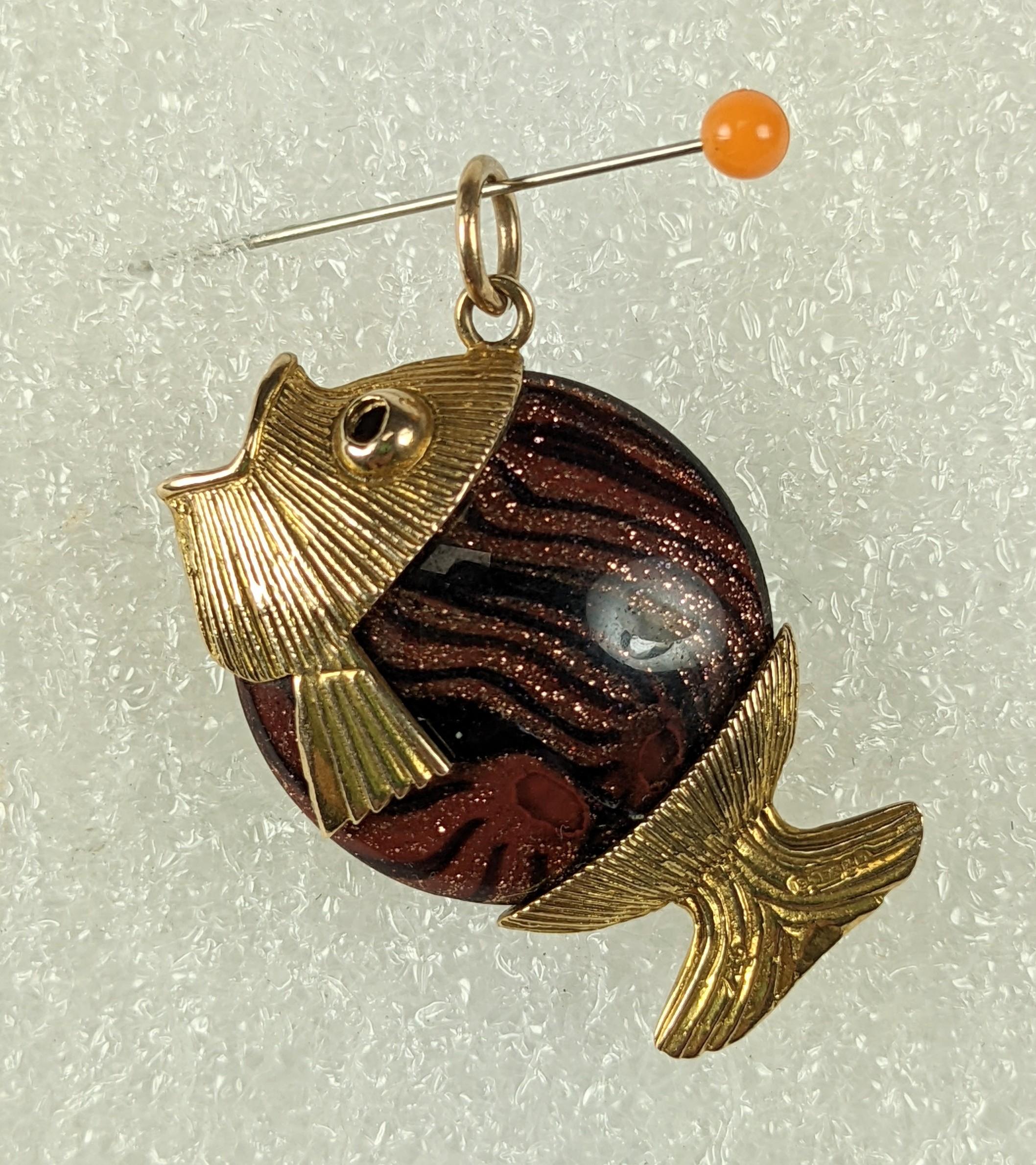 Charmante Englisch 9K Murano Fisch Charm aus den 1970er Jahren. Gestreiftes Muranoglas aus metallischem Kupfer und Schwarz wird verwendet, um natürlichen Goldstein zu imitieren. Kopf und Schwanz sind aus geripptem 9K-Gold und mit 
