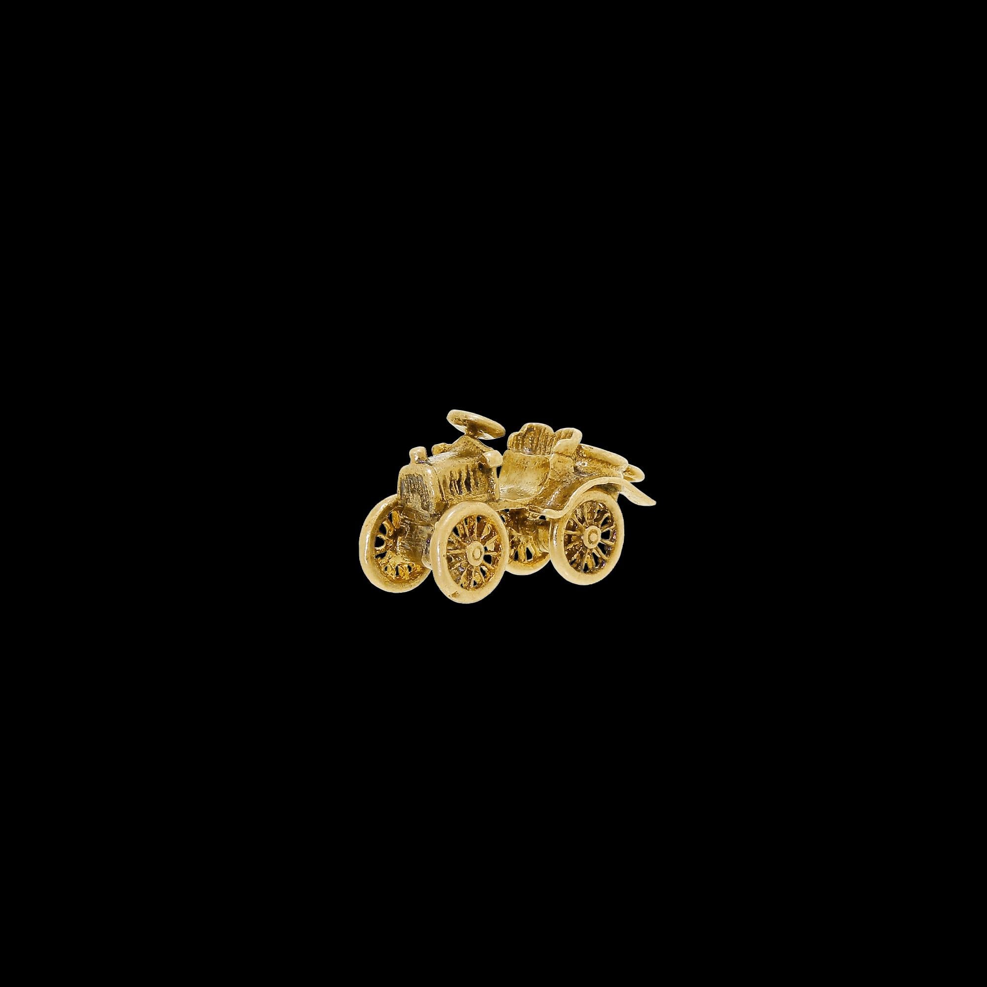 Details und Zustand: Diese fabelhafte 9K massivem Gelbgold Charme zeigt ein antikes Auto mit sich drehenden Vorderrädern und exquisite Details. Die Räder und das Lenkrad sind besonders gut verarbeitet, mit winzigen einzelnen Speichen, die bei