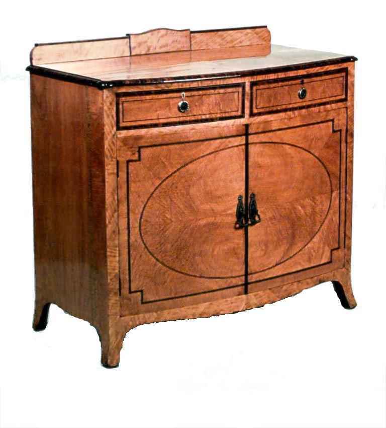 Commodo a due ante in stile Adamo inglese (XIX secolo), rifinito in legno di raso e palissandro, con cassetto e spalliera.
