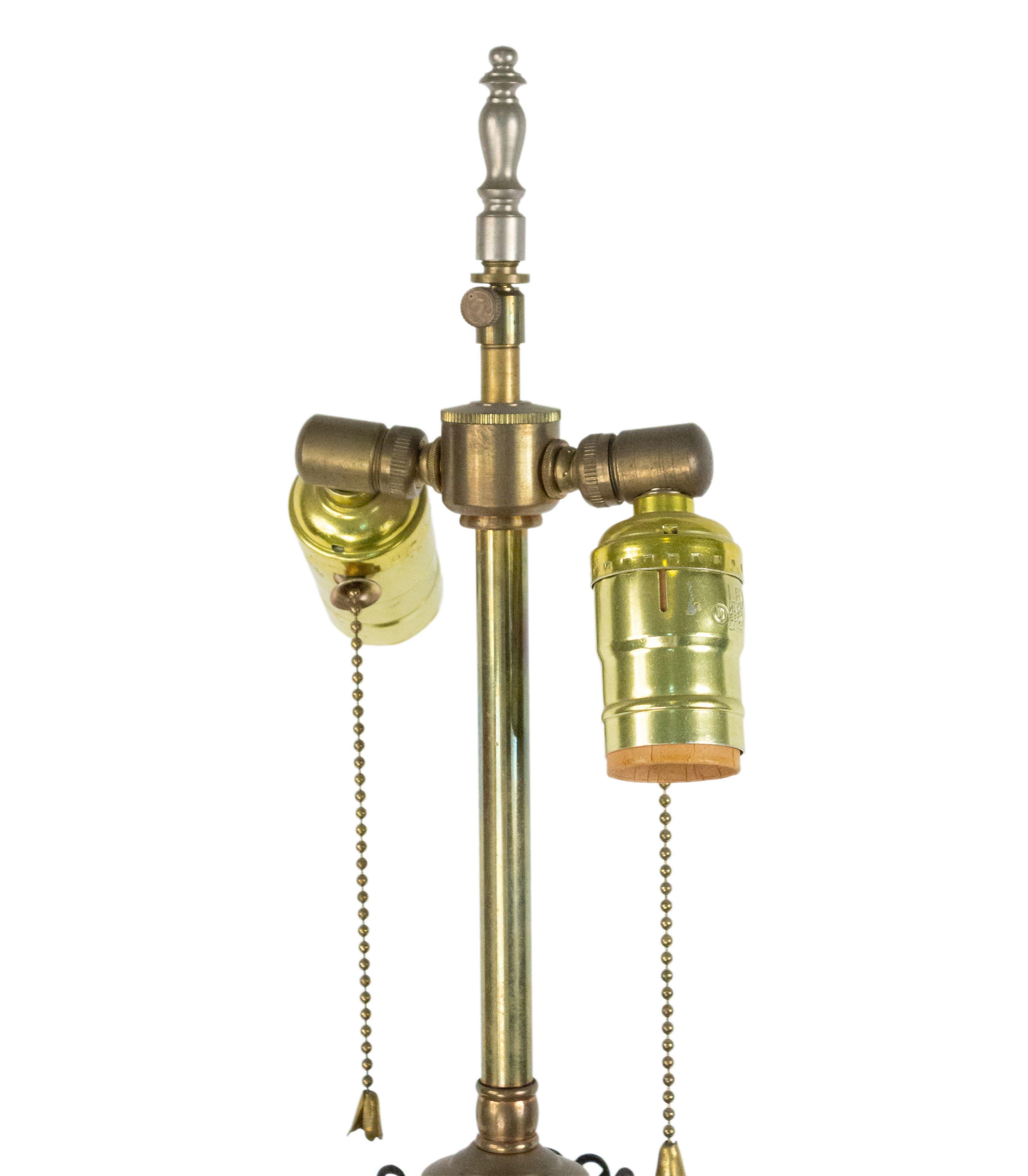 Lampe de table à colonne en métal argenté de style Adam anglais du 19ème siècle, avec un design d'urne et des fontes en cristal taillé.