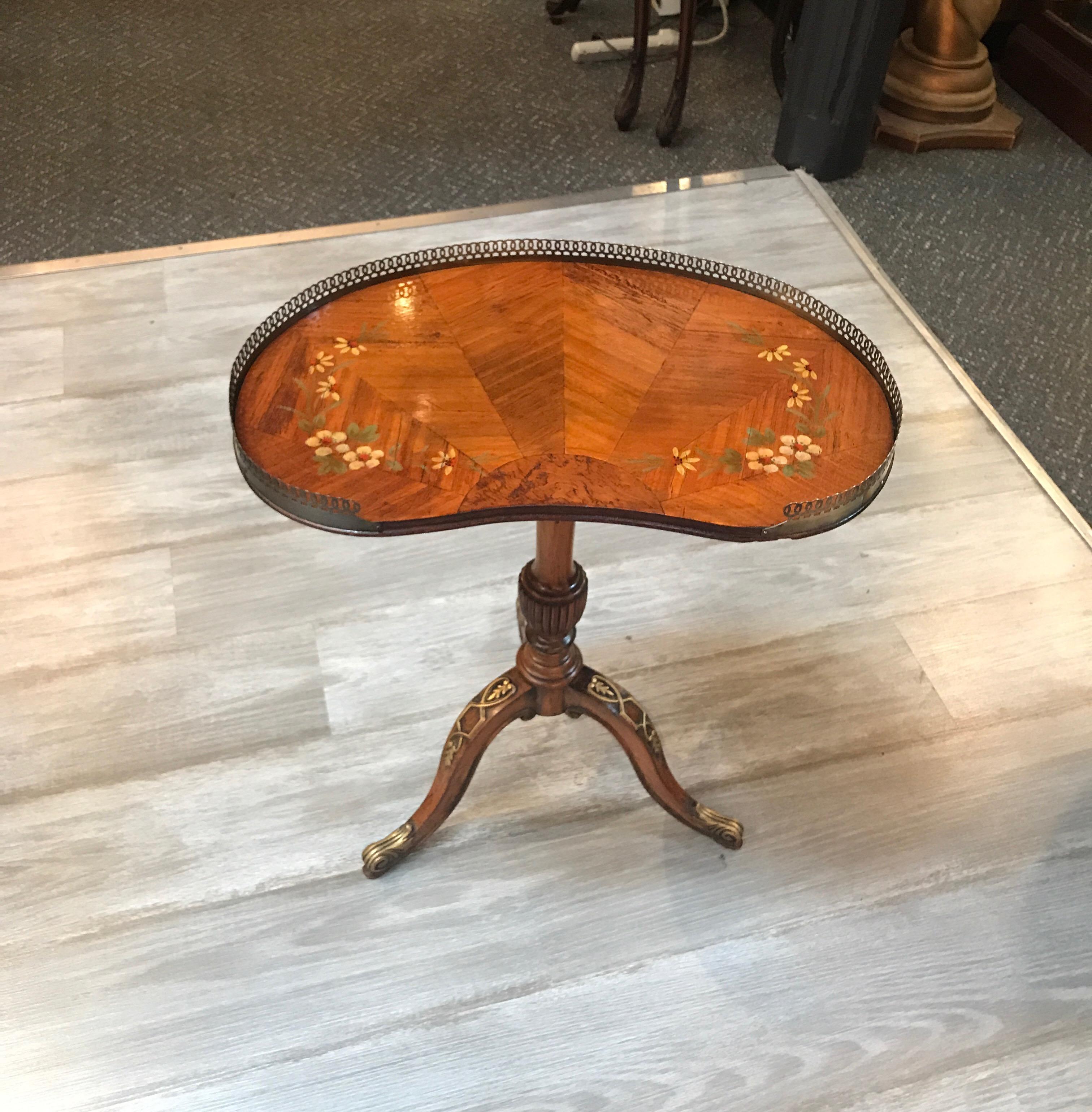 English Adam Style Carved Drinks Table In Good Condition In Lambertville, NJ