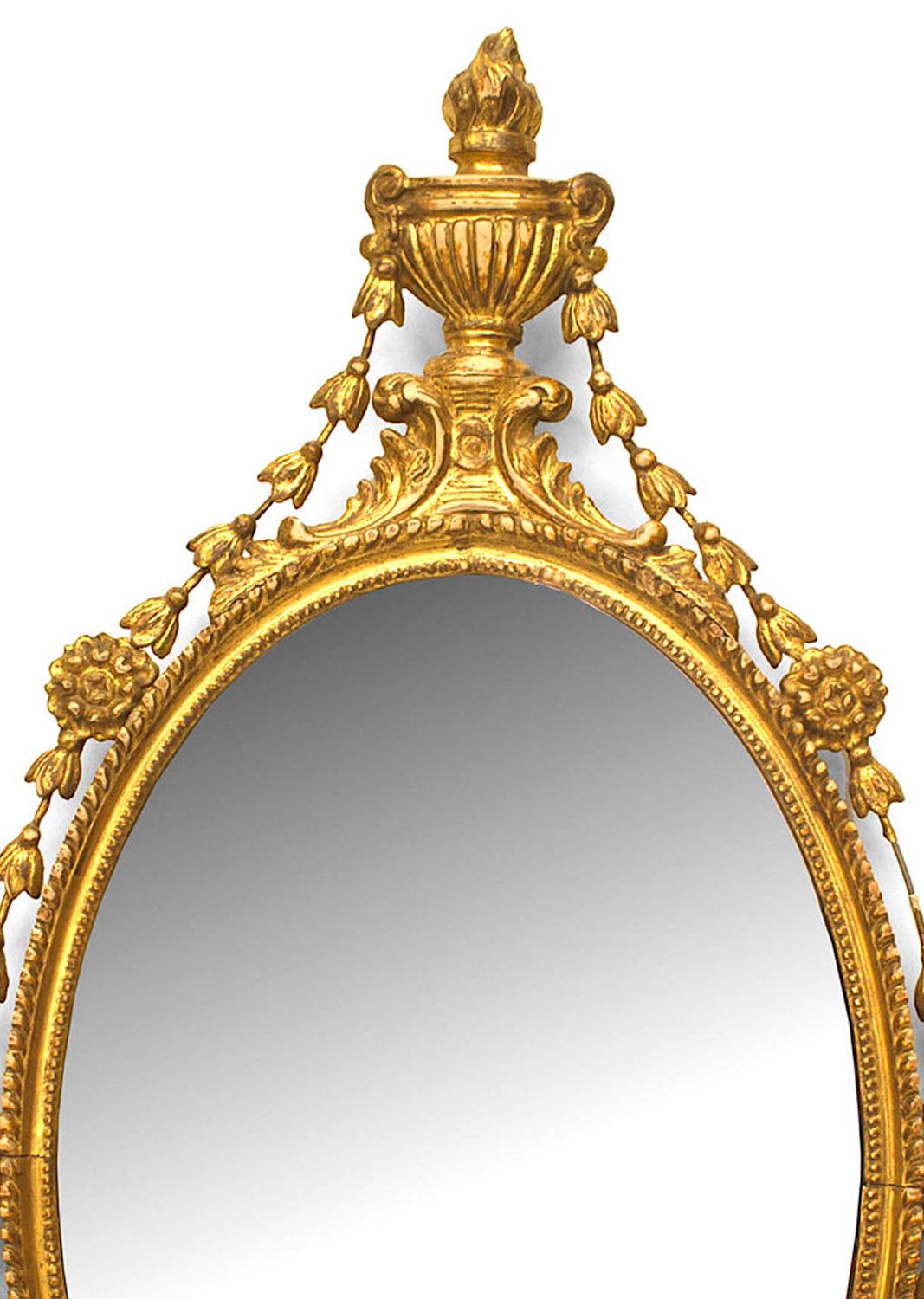 Miroir ovale en bois doré de style Adams (19e siècle) avec un dessus en forme d'urne et de feston.

Dommages au fronton.