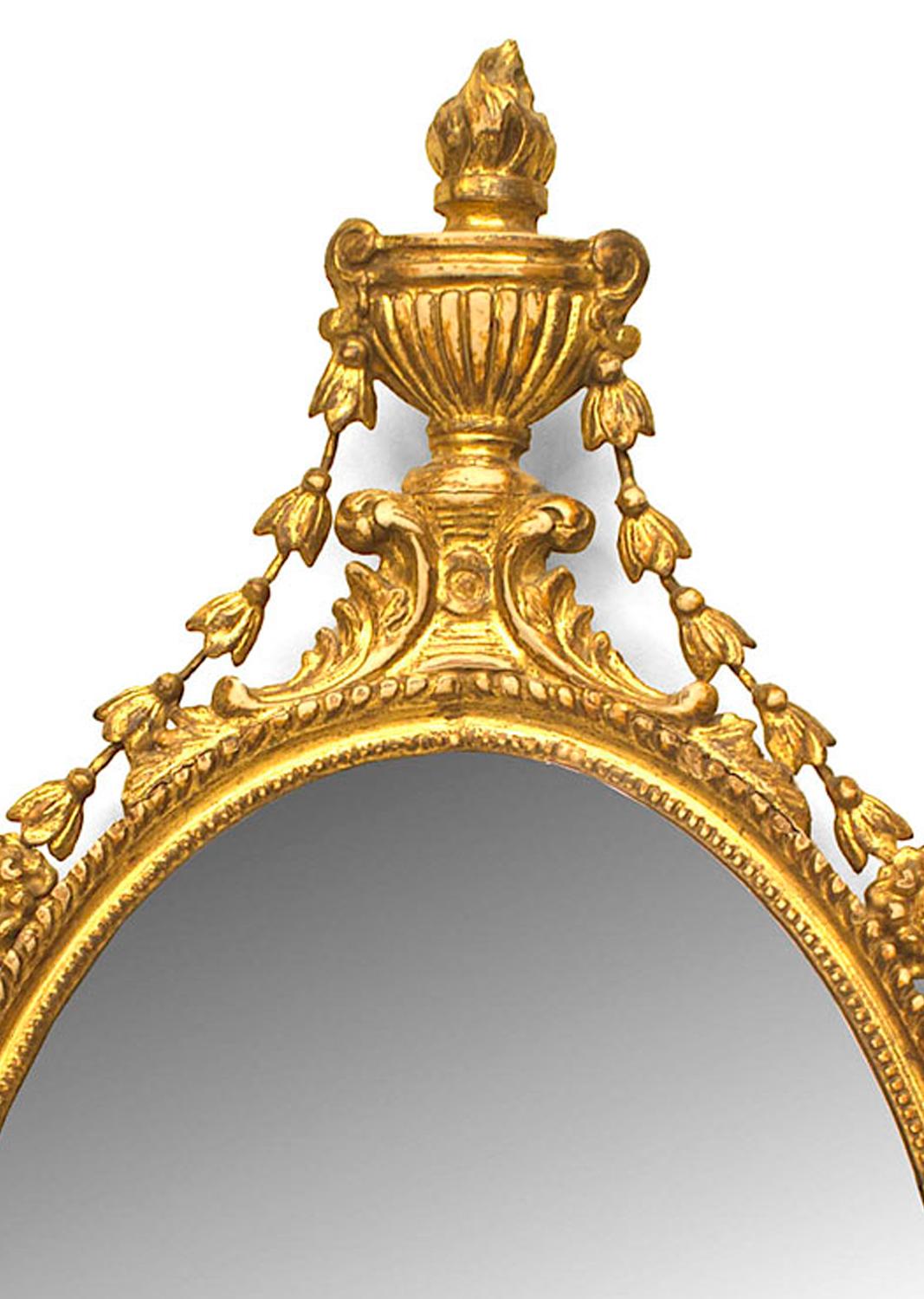 Britannique Miroir mural de style Adams en bois doré avec feston et fronton en forme d'urne en vente
