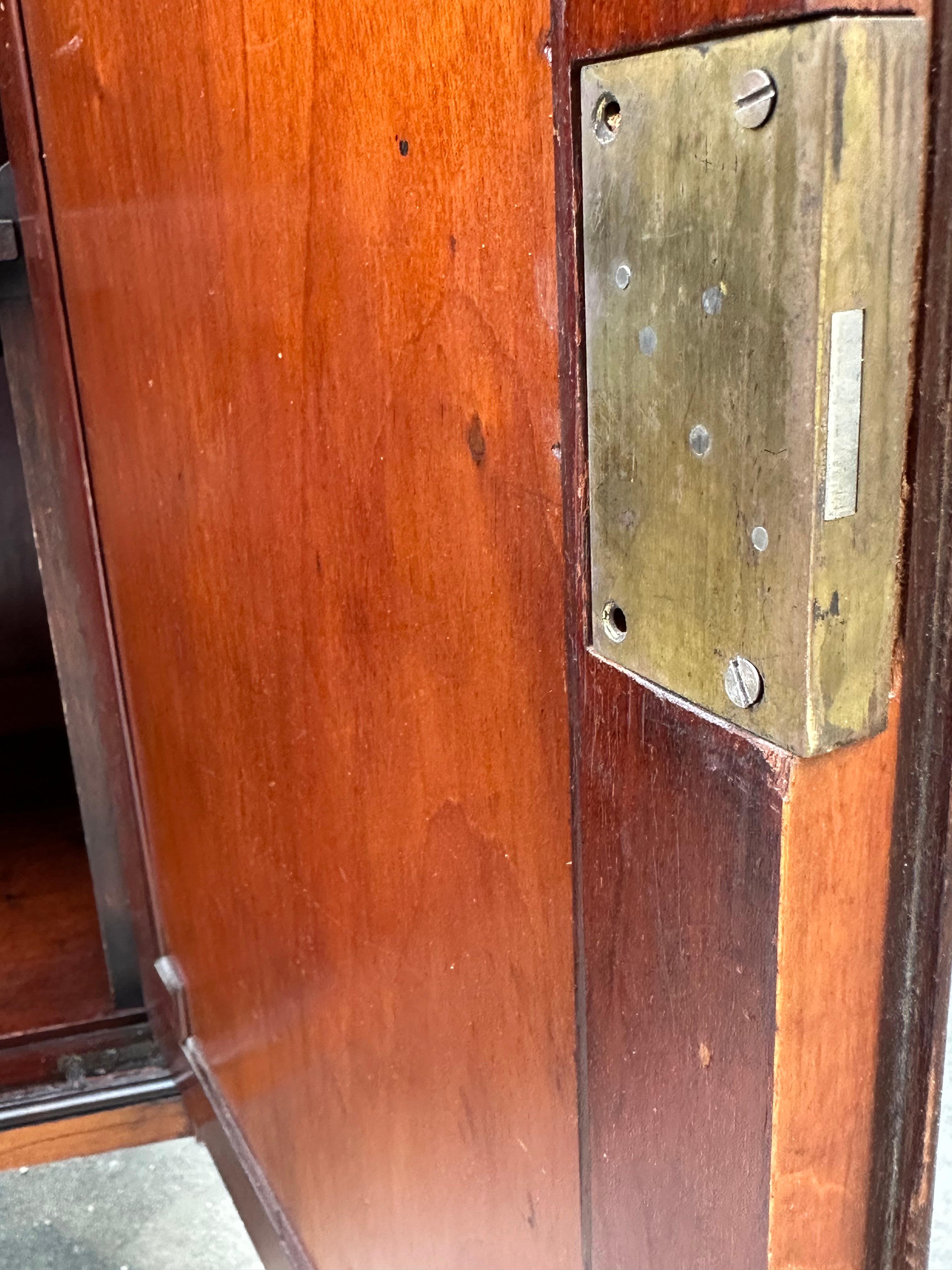 Cabinet de salon en marqueterie de bois satiné de style Adams en vente 3