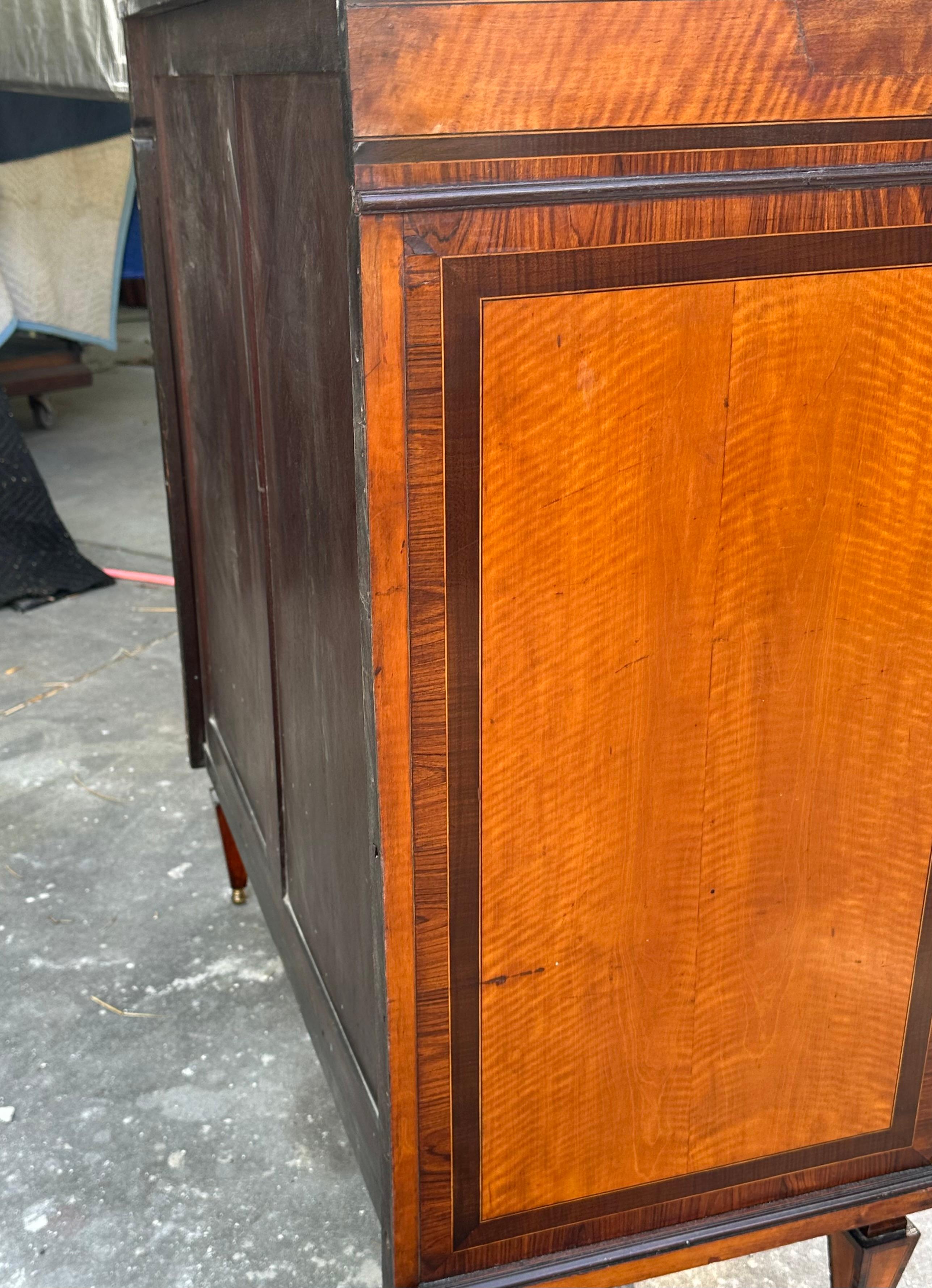 Cabinet de salon en marqueterie de bois satiné de style Adams en vente 7