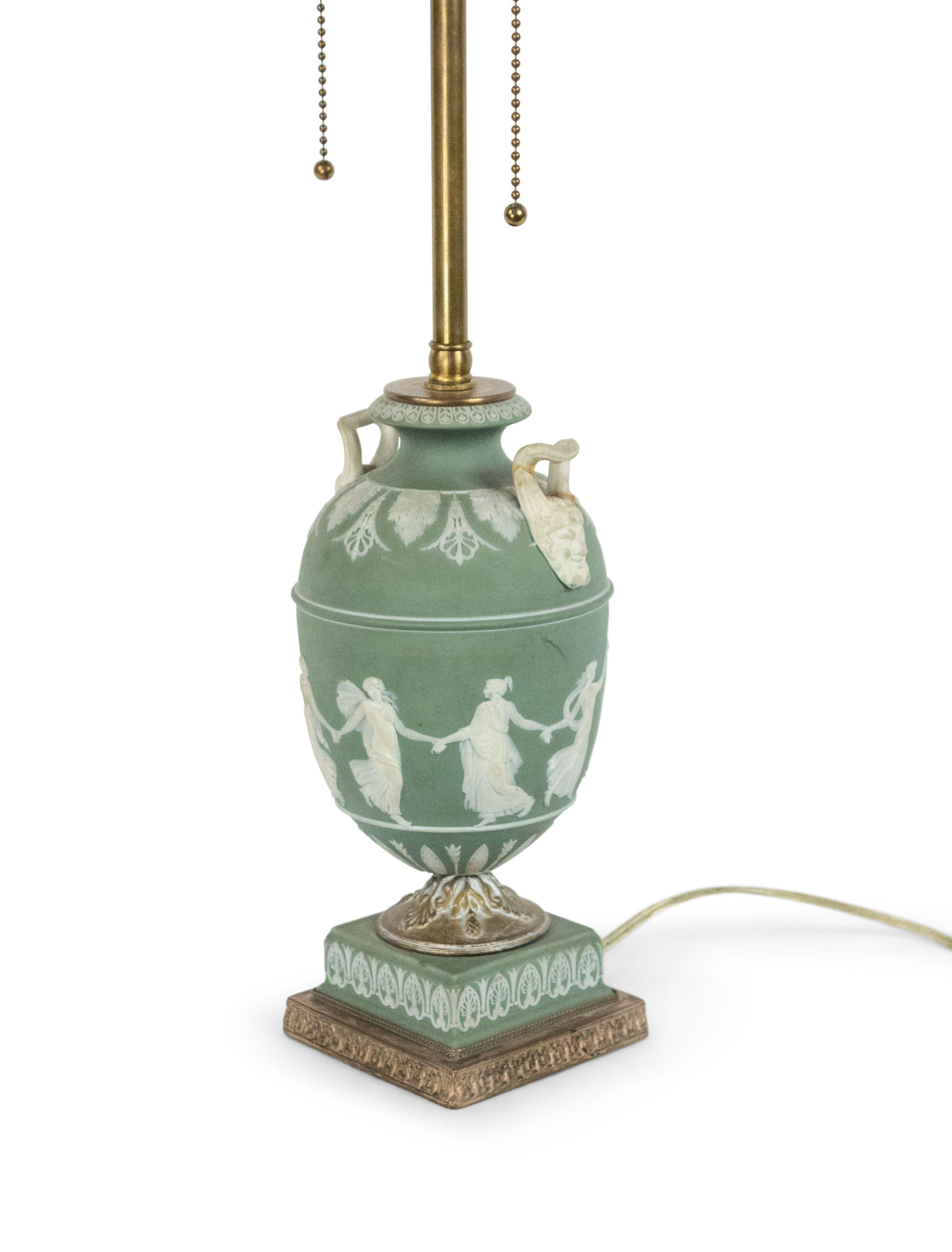 Lampe de bureau anglaise en porcelaine de style Adam Wedgwood Bon état - En vente à New York, NY