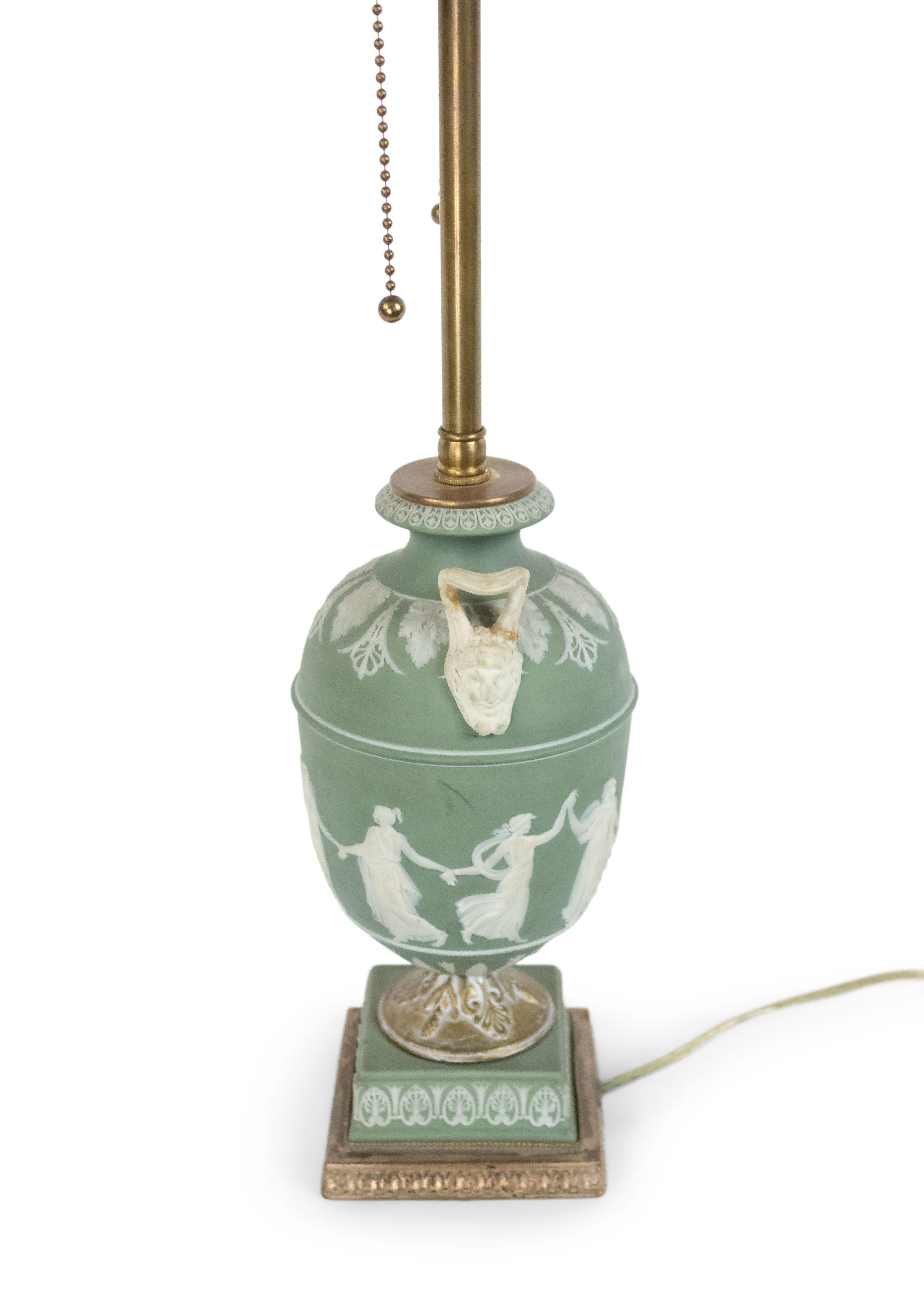 XIXe siècle Lampe de bureau anglaise en porcelaine de style Adam Wedgwood en vente