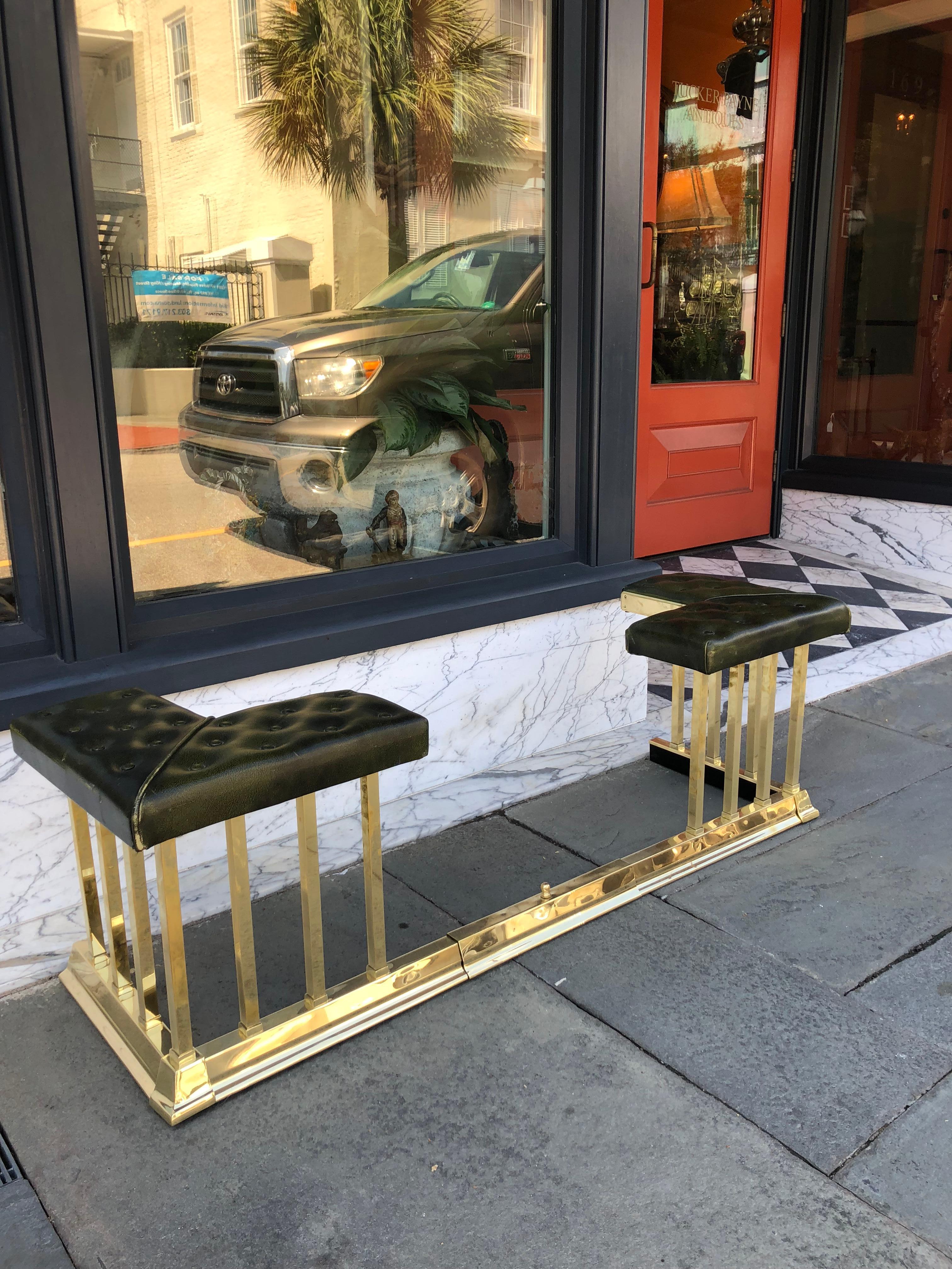 English Adjustable Club Fender Brass with Leather Tufted Cushions In Good Condition In Charleston, SC