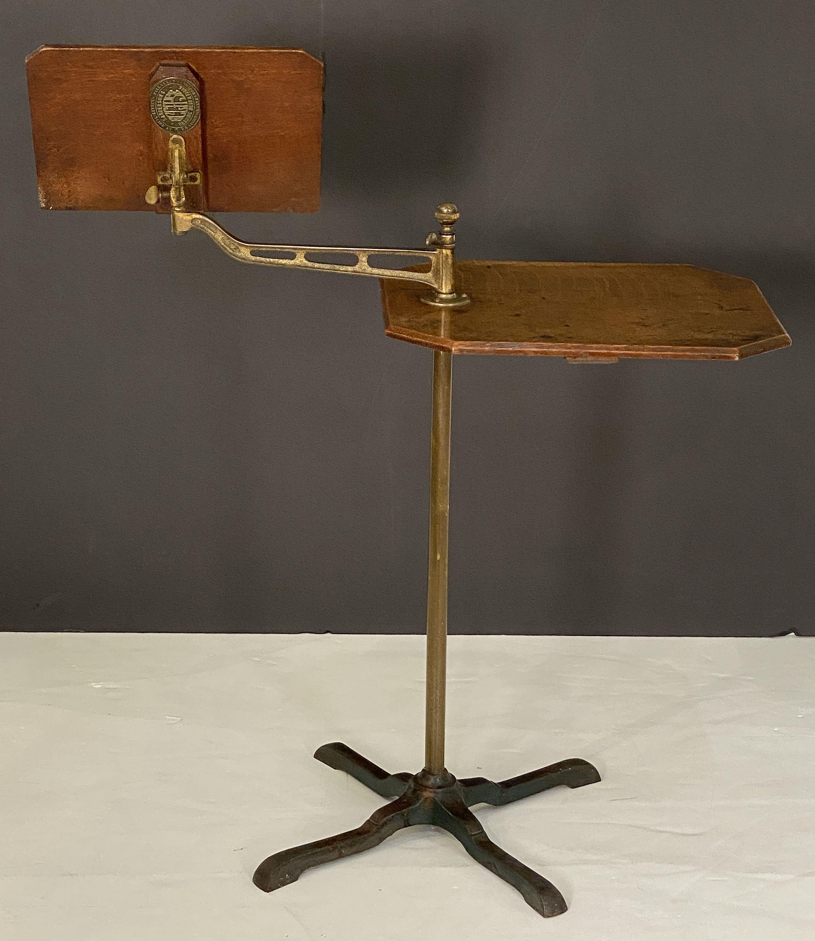 English Adjustable Floor-Standing Book Lectern or Reading Stand In Good Condition In Austin, TX