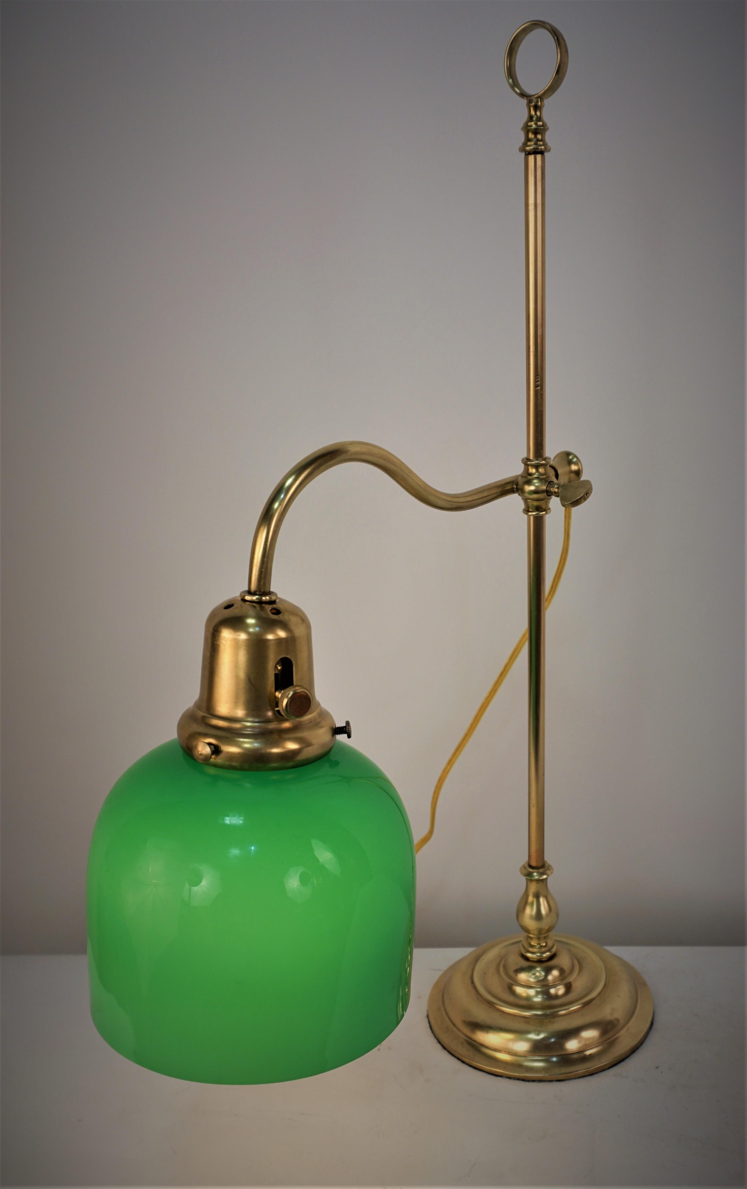 Laiton Lampe de bureau/table réglable en laiton et verre de boîtier anglais  en vente