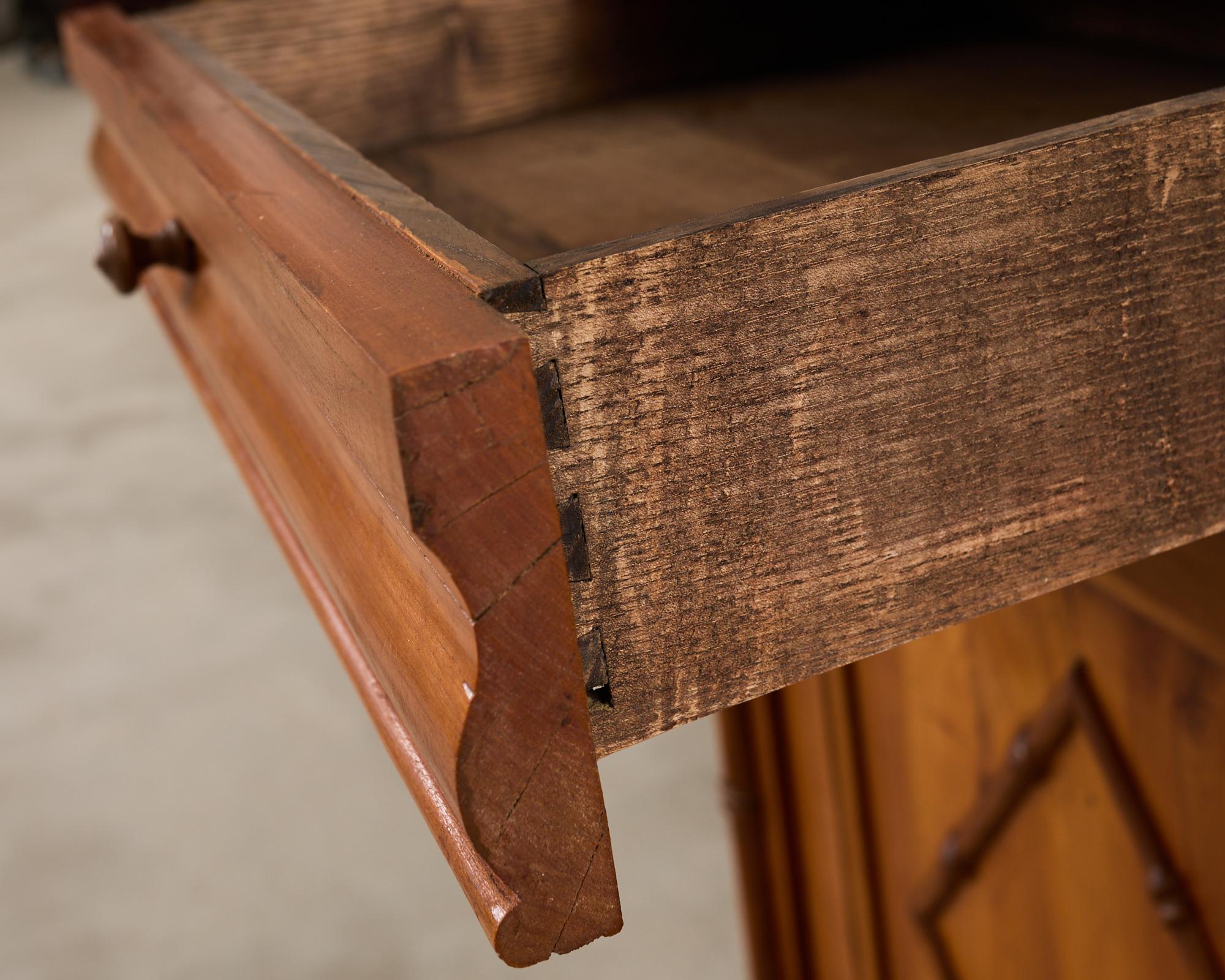 Credenza Buffet con piano in marmo di bambù finto dell'Aesthetic Movement inglese in vendita 2