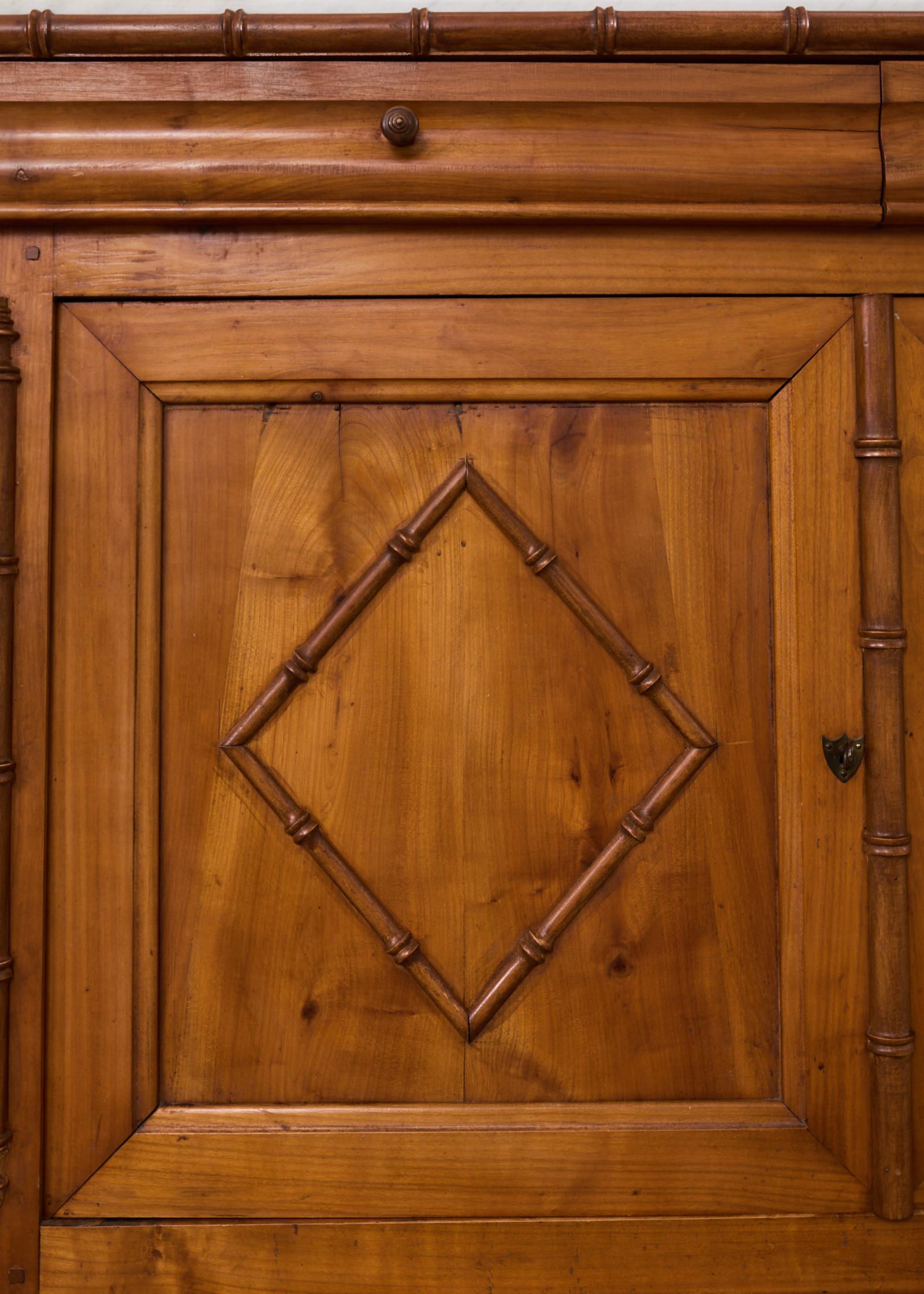 Credenza Buffet con piano in marmo di bambù finto dell'Aesthetic Movement inglese in vendita 5