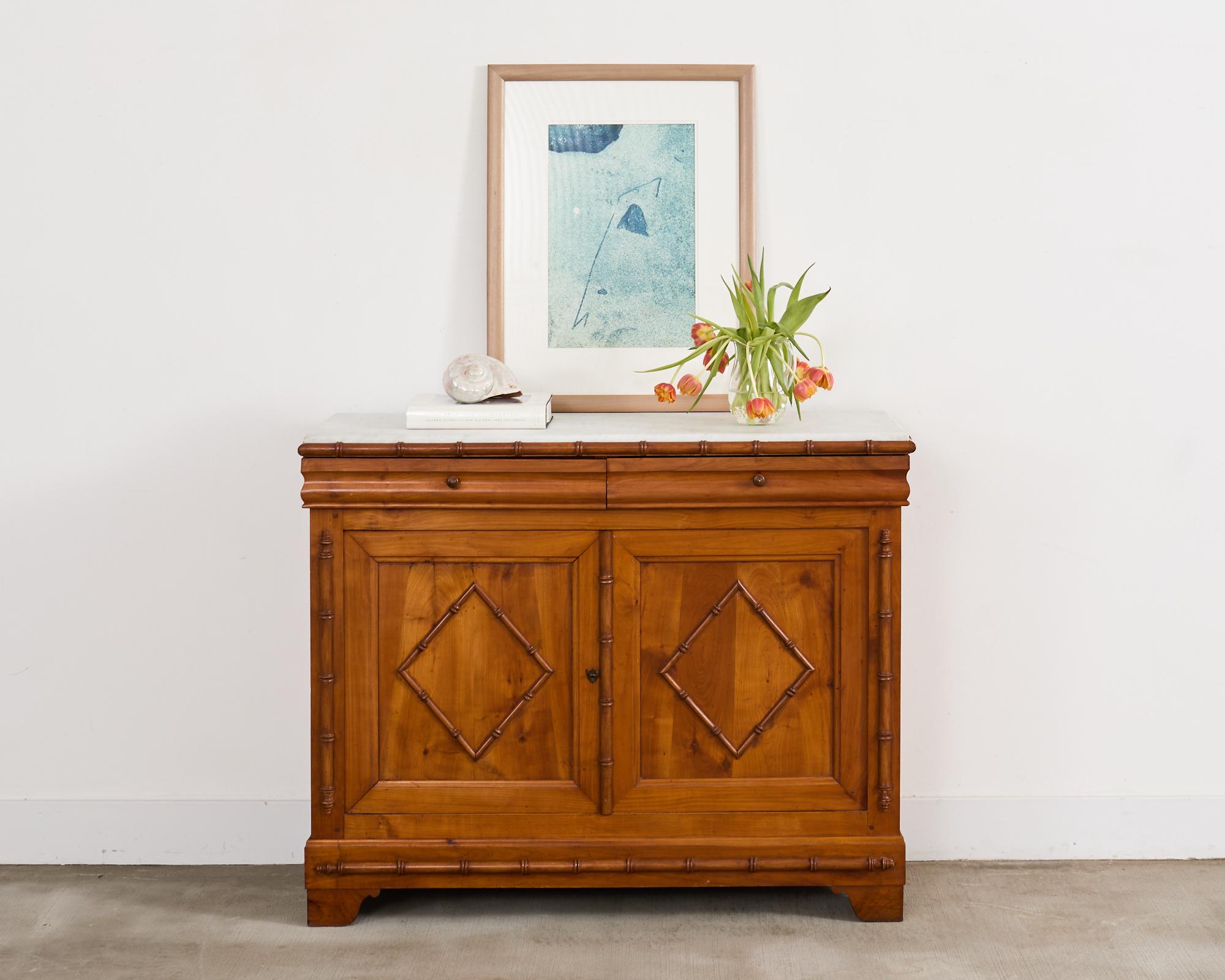 Grande credenza o server da buffet inglese della fine del XIX secolo con piano in marmo italiano di Carrara. L'astuccio è realizzato in raro legno di frutta secondo il gusto del movimento estetico, con finiture in finto bambù dal design artistico.