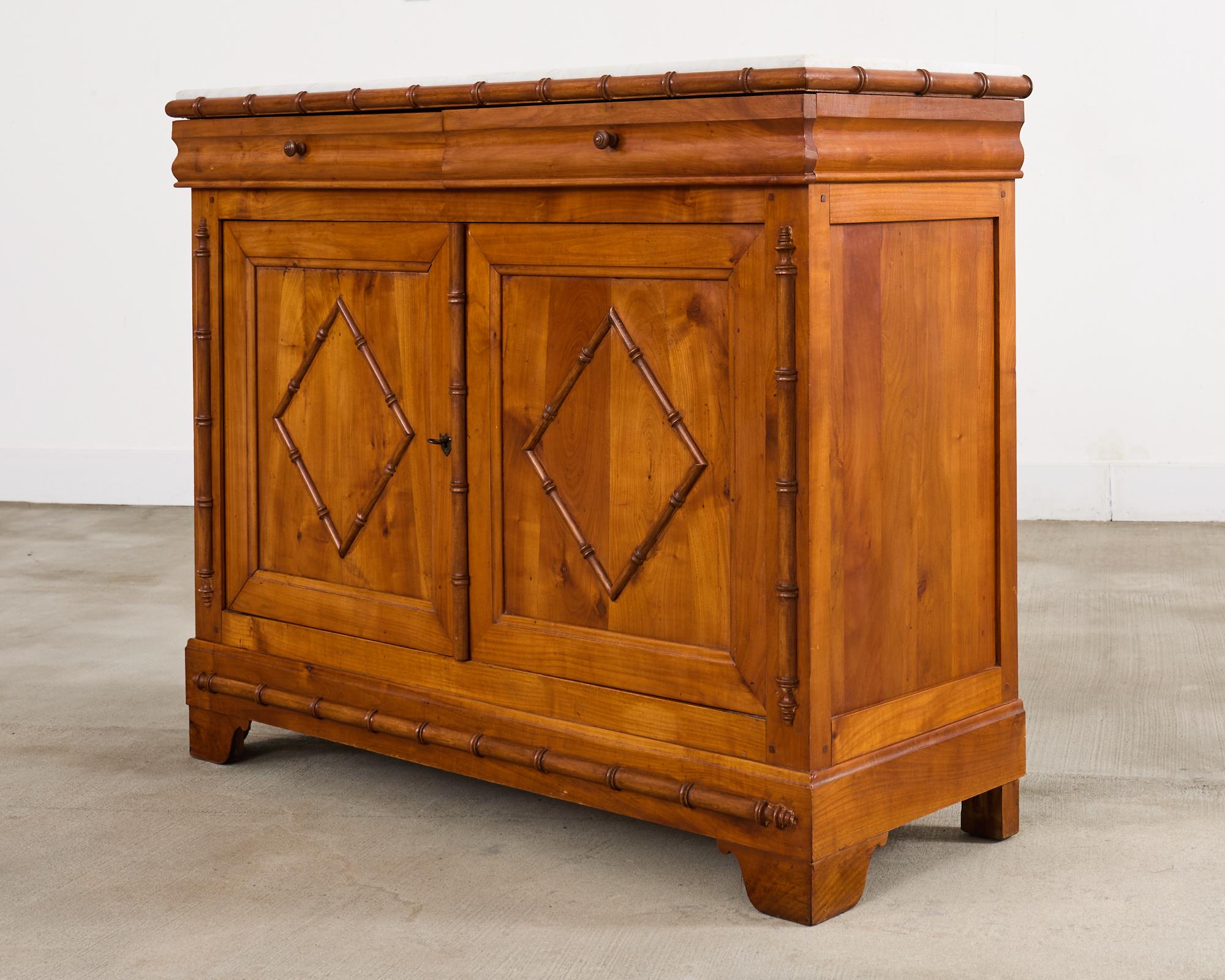 Estetismo Credenza Buffet con piano in marmo di bambù finto dell'Aesthetic Movement inglese in vendita