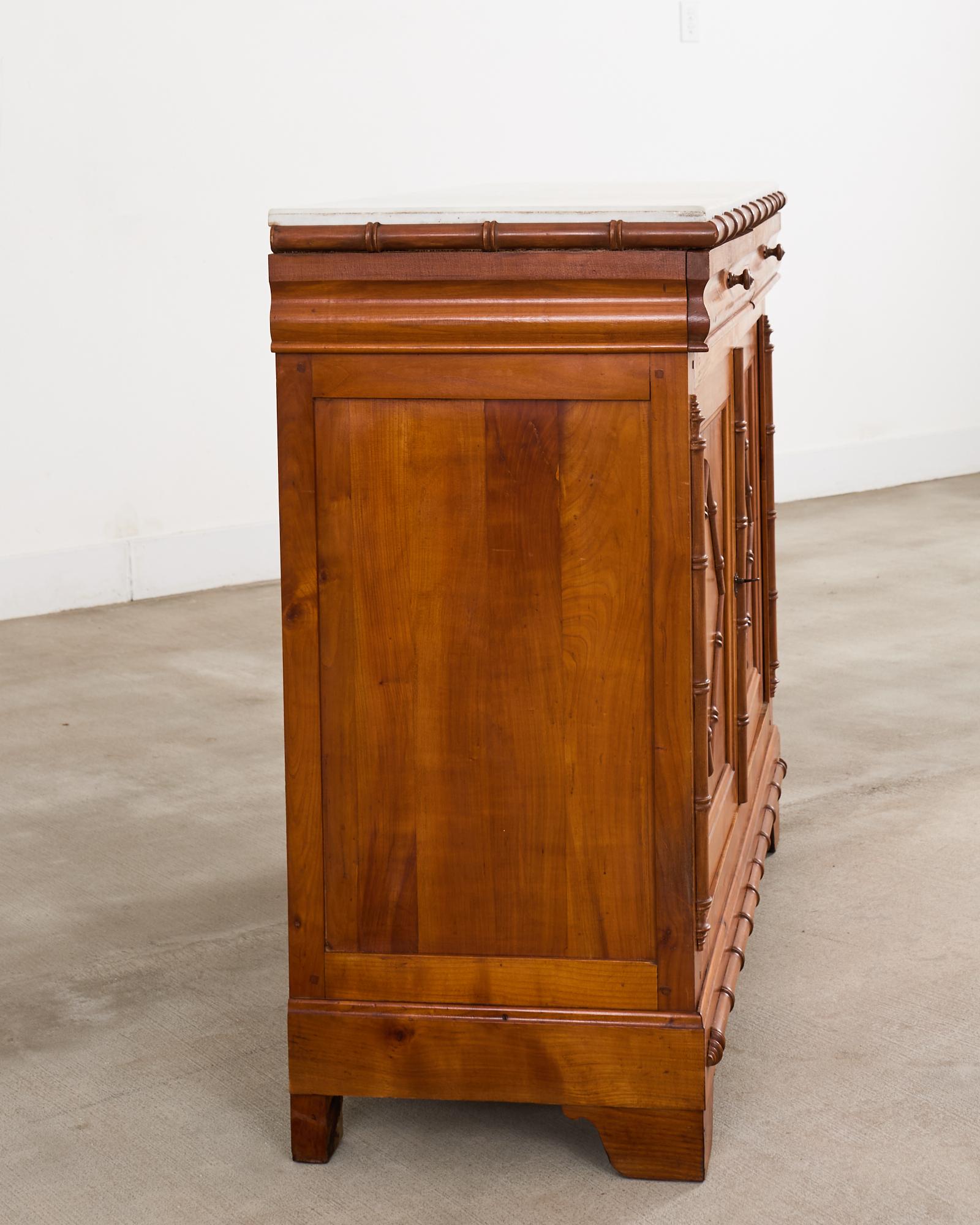 Inglese Credenza Buffet con piano in marmo di bambù finto dell'Aesthetic Movement inglese in vendita
