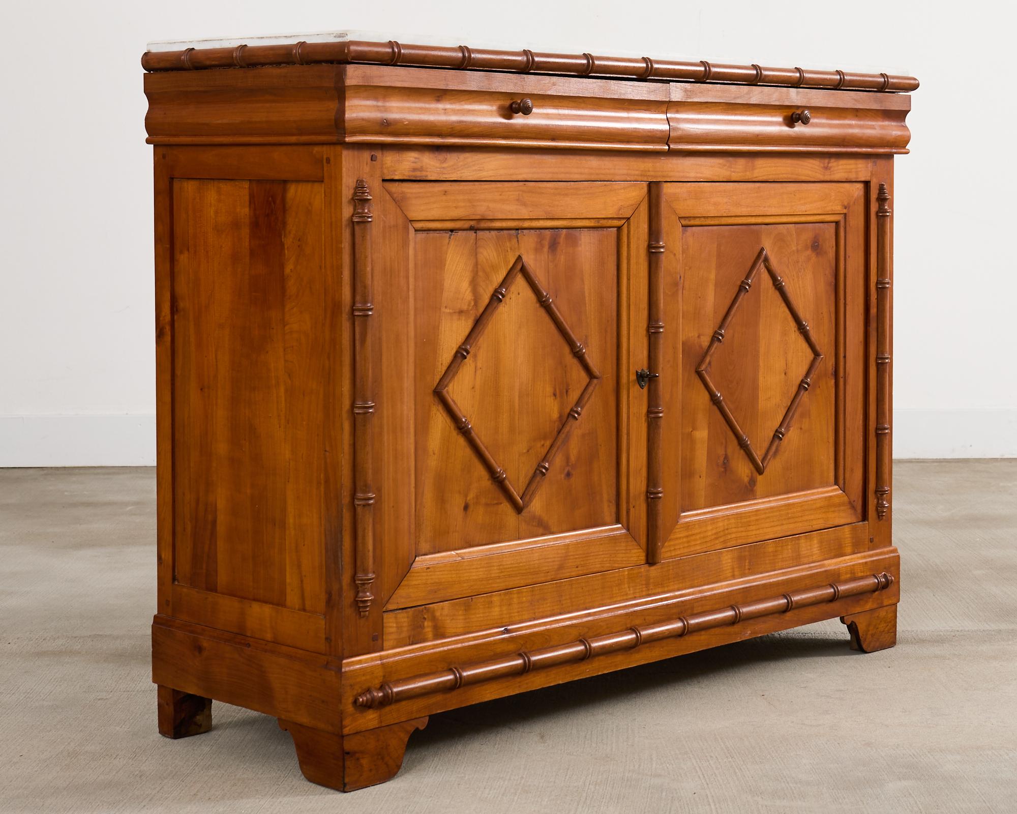 Fatto a mano Credenza Buffet con piano in marmo di bambù finto dell'Aesthetic Movement inglese in vendita
