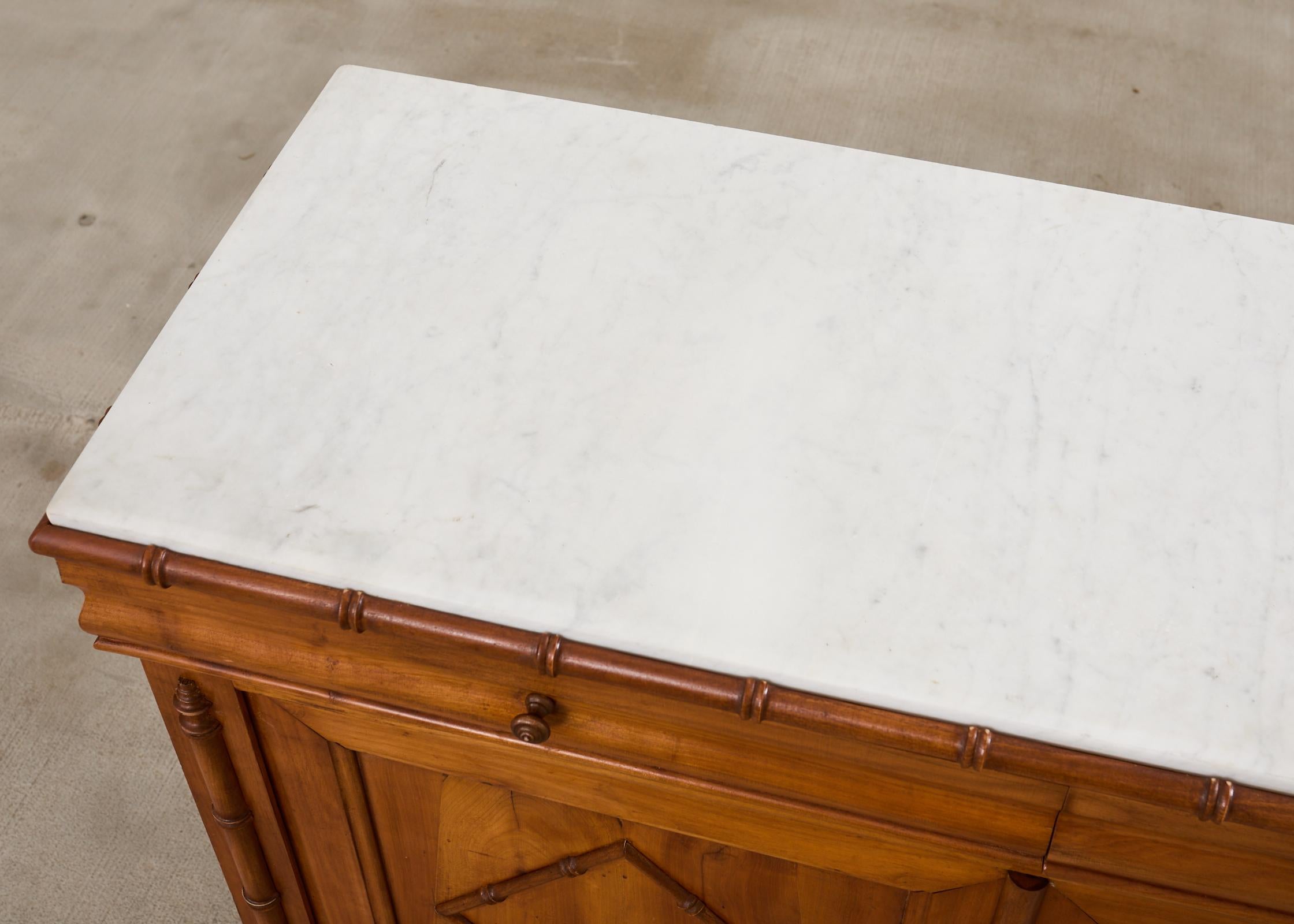 Credenza Buffet con piano in marmo di bambù finto dell'Aesthetic Movement inglese In condizioni buone in vendita a Rio Vista, CA
