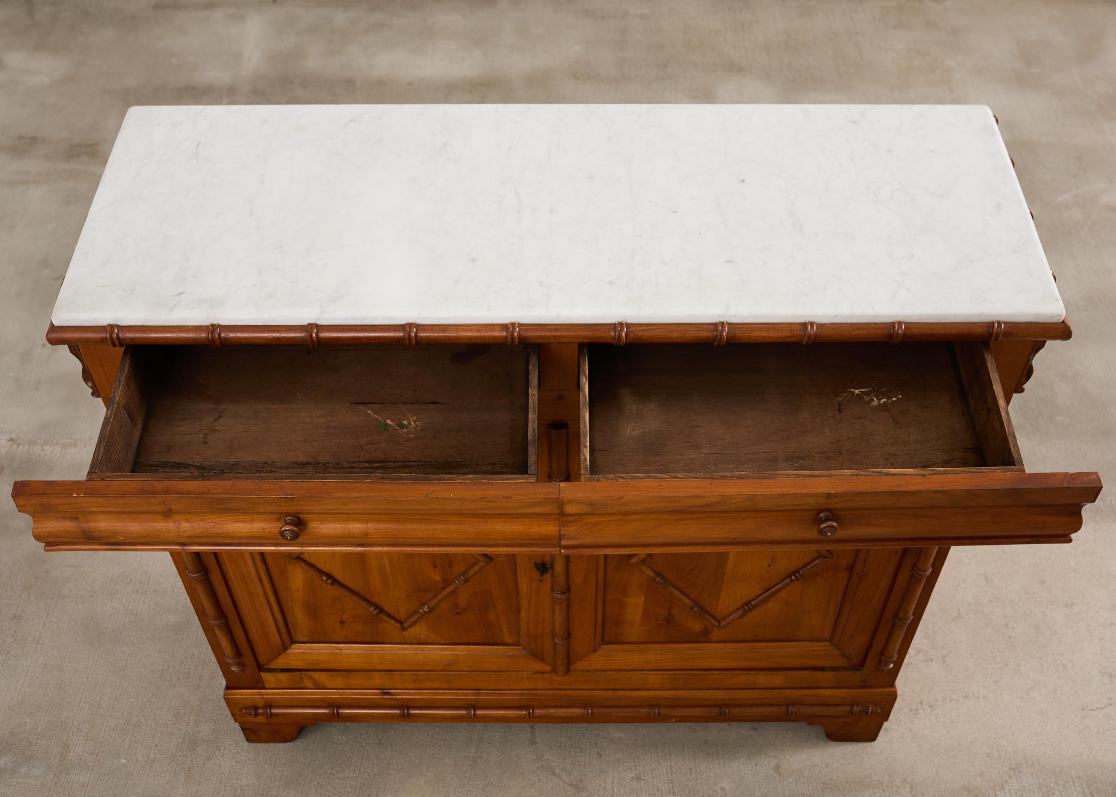 Credenza Buffet con piano in marmo di bambù finto dell'Aesthetic Movement inglese in vendita 1