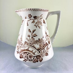 Brocca grande in pietra ferrosa dell'Aesthetic Movement inglese