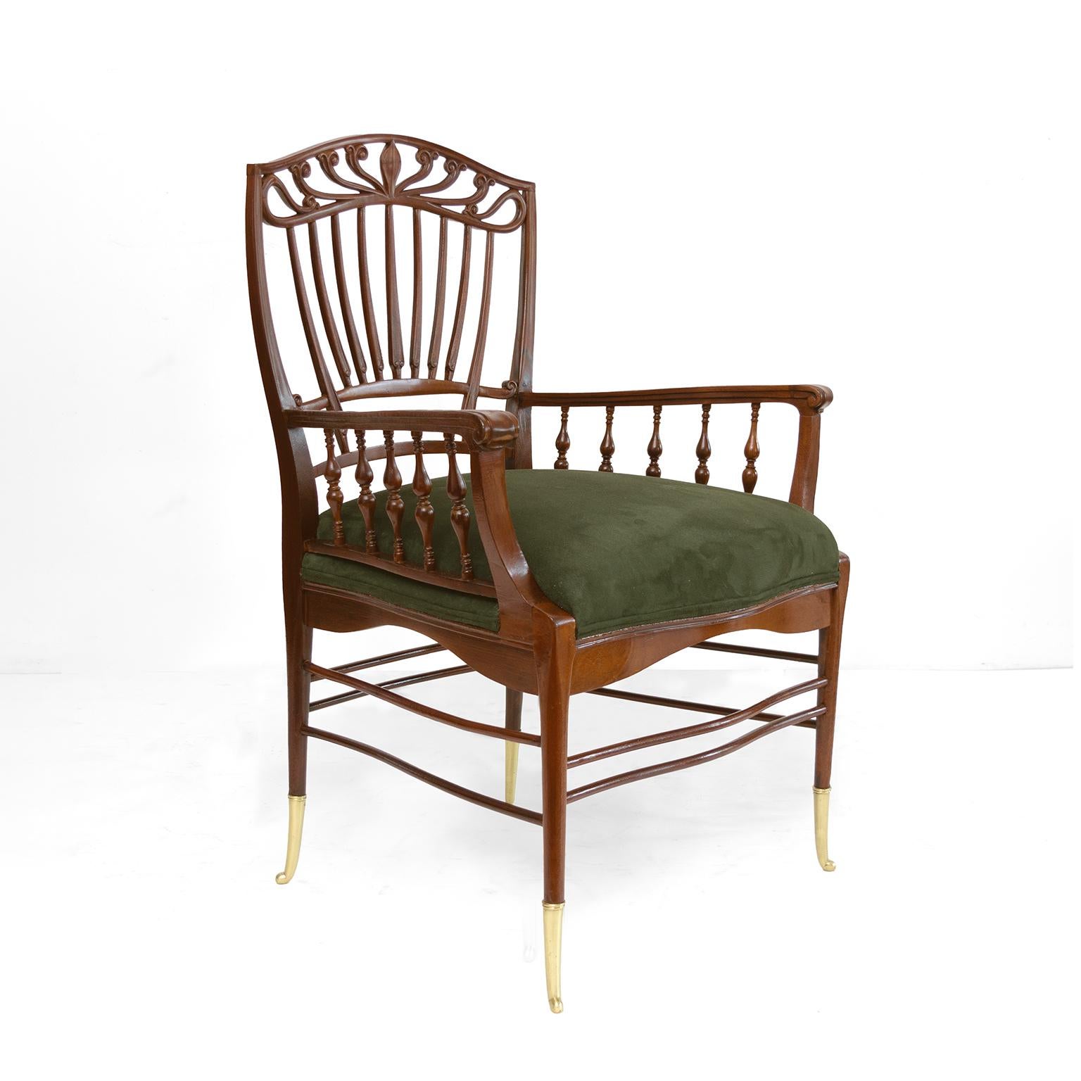 Ein raffinierter, handgeschnitzter Mahagonisessel der Ästhetischen Bewegung mit einem mit grünem Wildleder gepolsterten Sitz. Das Design des Stuhls nimmt Elemente des nahen Jugendstils und des Art Nouveau vorweg. Kein Element dieses Stuhls ist