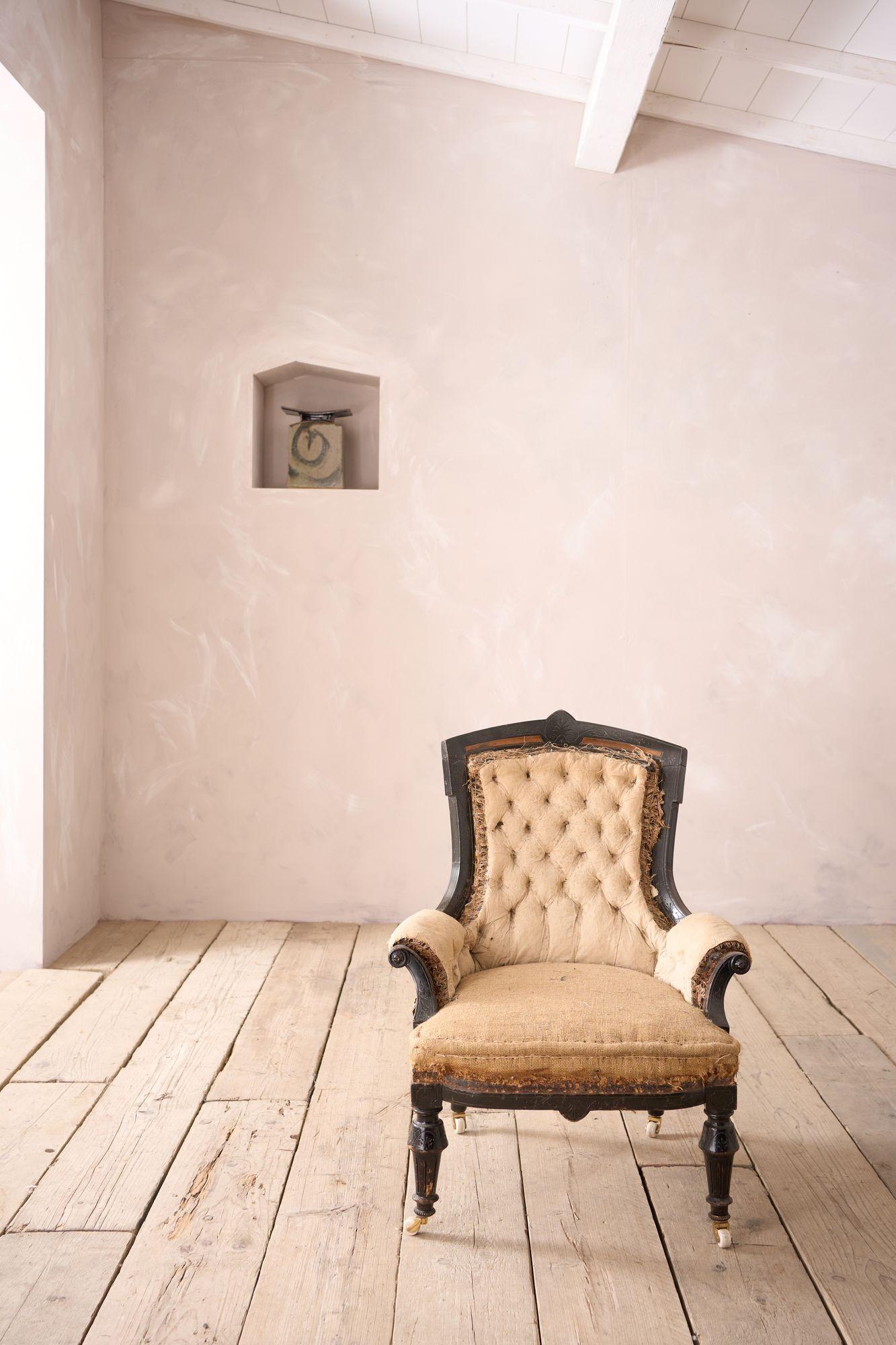 Dies ist ein sehr hochwertiger englischer Sessel aus der Zeit der Ästhetischen Bewegung. Mit original geschnitztem ebonisiertem Rahmen mit Details aus Amboyna-Holz an der Oberseite. Toller Look für eine Zimmerecke und dazu noch total originelle