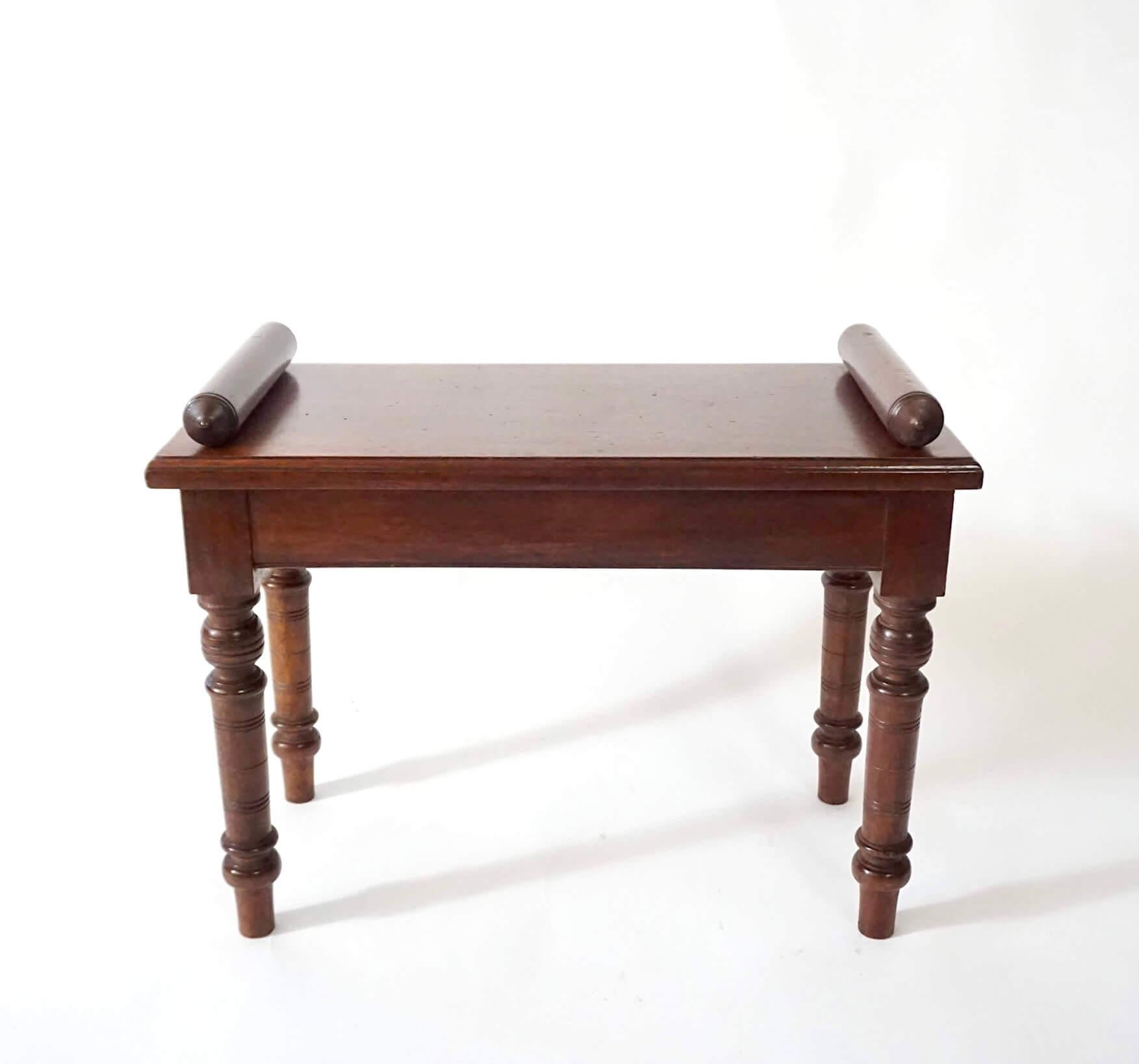 Panca da salotto o da finestra in castagno del Movimento Estetico Inglese, circa 1880 In condizioni buone in vendita a Kinderhook, NY