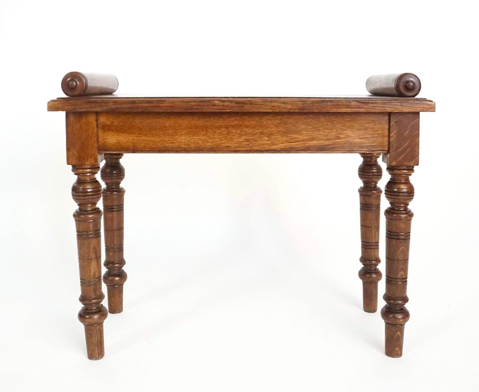 English Aesthetic Movement Petite Oak Hall Bench or Window Seat, circa 1880 In Good Condition In Kinderhook, NY