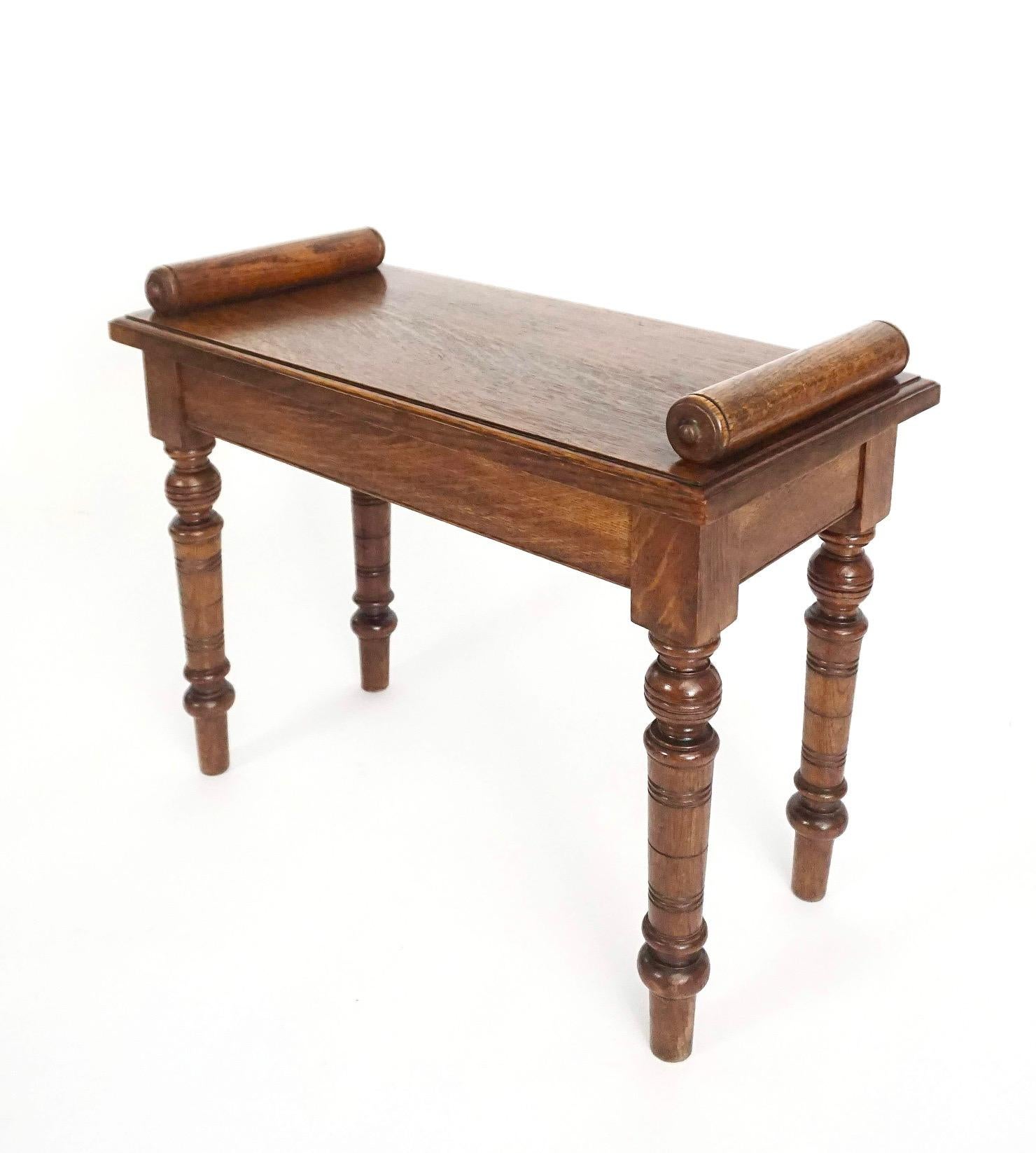 English Aesthetic Movement Petite Oak Hall Bench or Window Seat, circa 1880 1