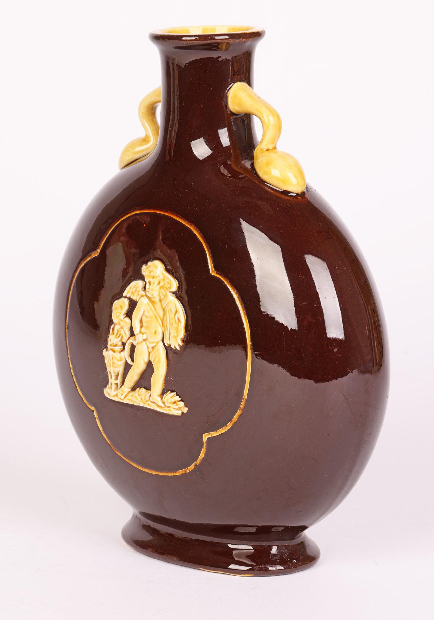 Vase en forme de lune émaillée en forme de trèfle avec figures classiques du mouvement esthétique anglais en vente 3