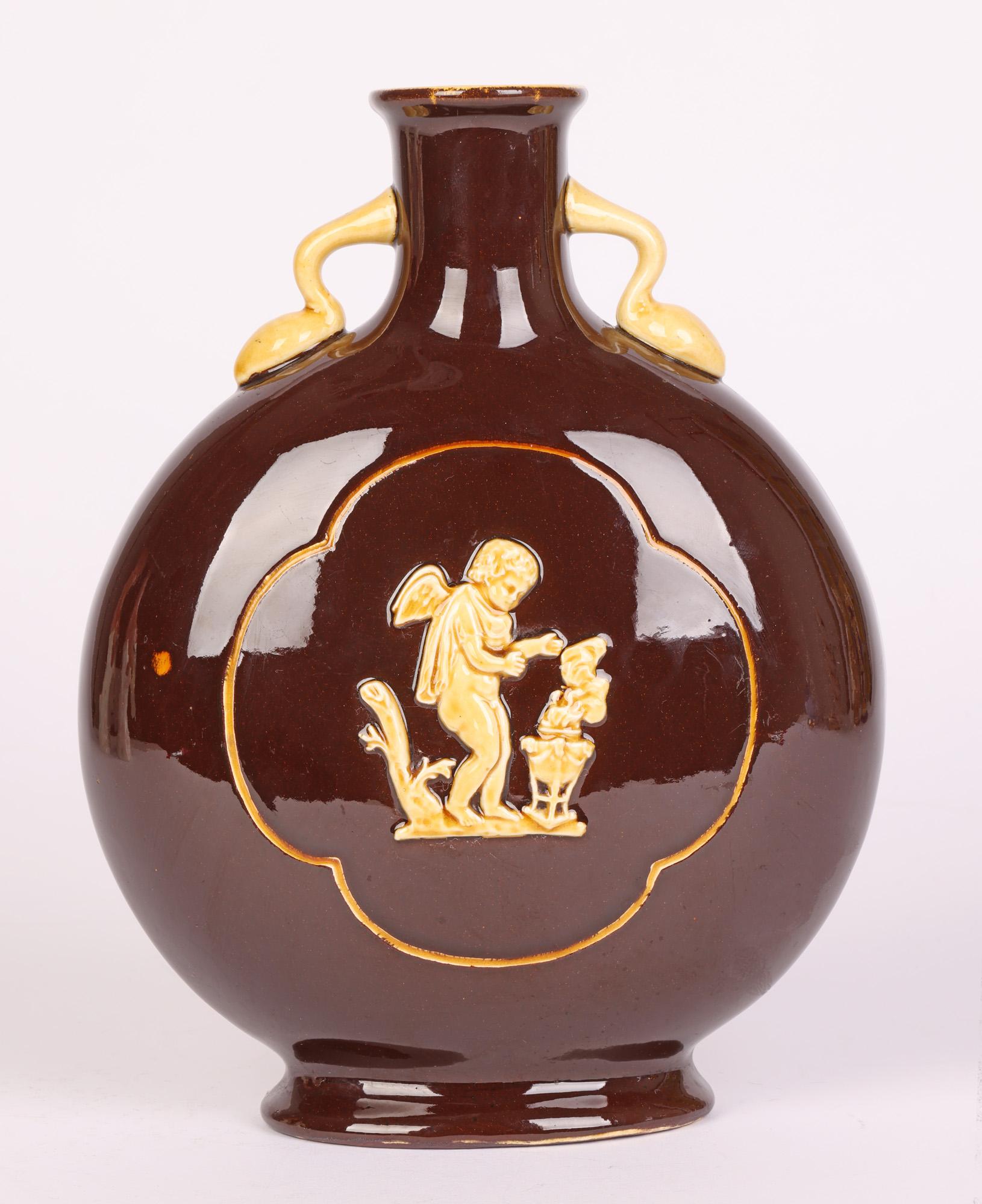 Vase en forme de lune émaillée en forme de trèfle avec figures classiques du mouvement esthétique anglais en vente 4