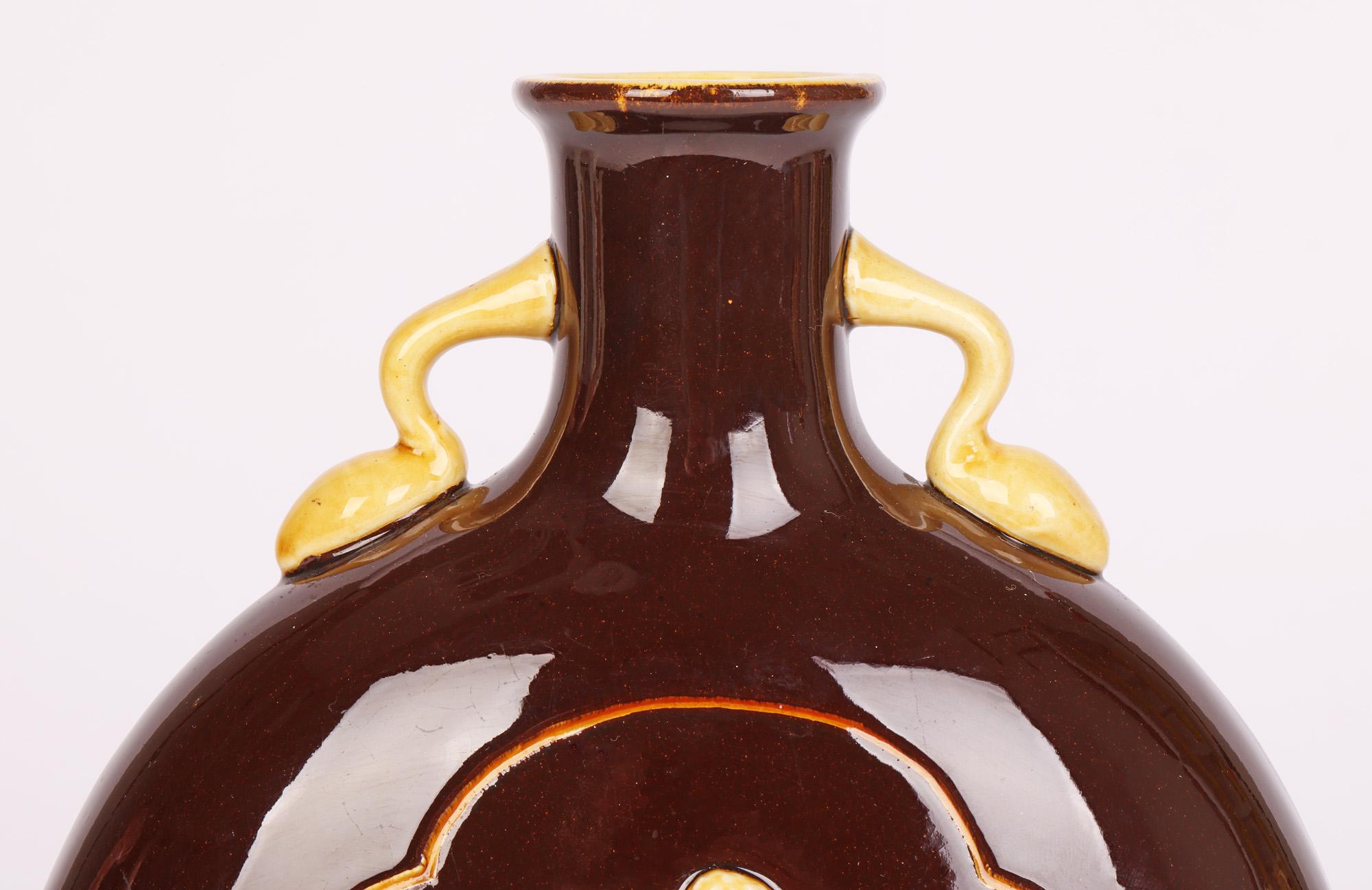 Vase en forme de lune émaillée en forme de trèfle avec figures classiques du mouvement esthétique anglais en vente 7
