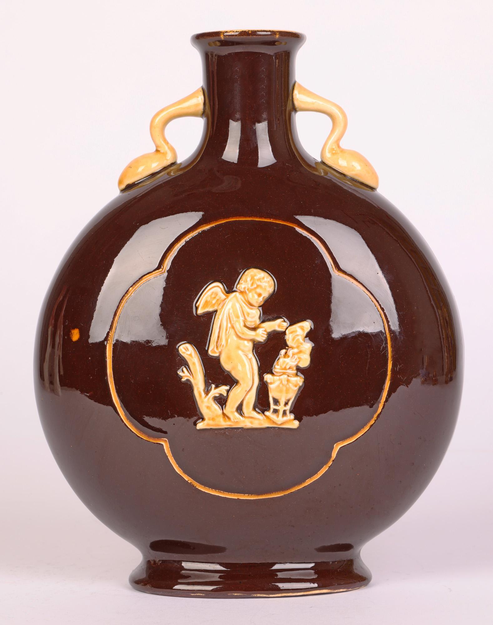 Anglais Vase en forme de lune émaillée en forme de trèfle avec figures classiques du mouvement esthétique anglais en vente
