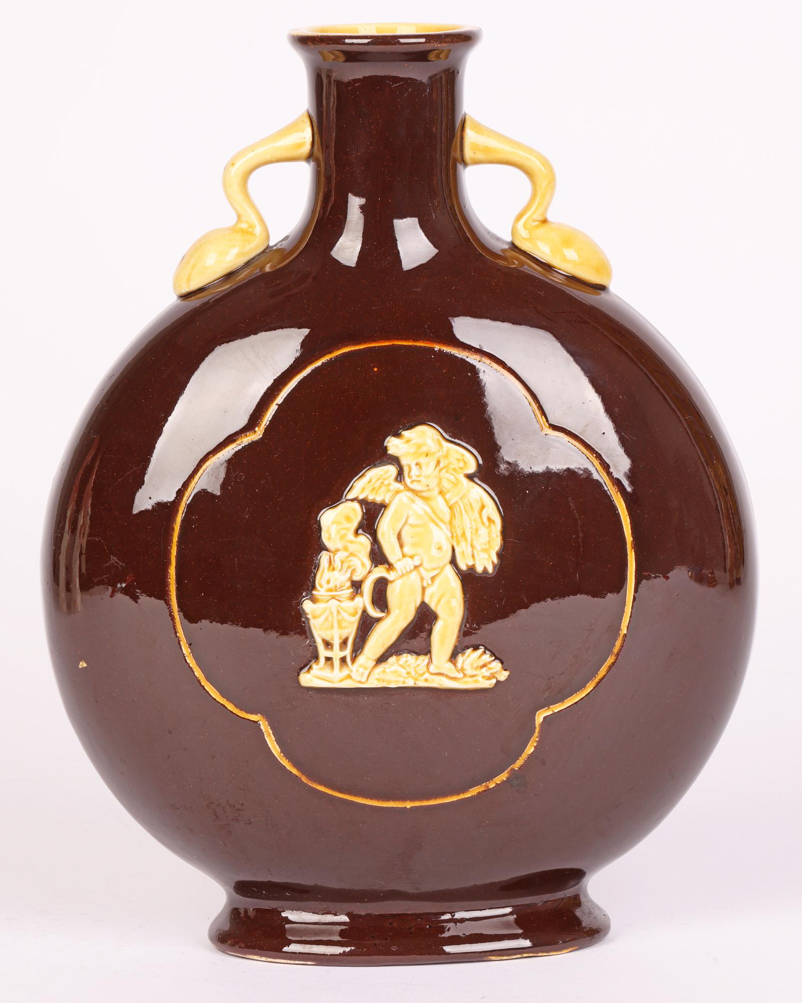 Vase en forme de lune émaillée en forme de trèfle avec figures classiques du mouvement esthétique anglais en vente 1