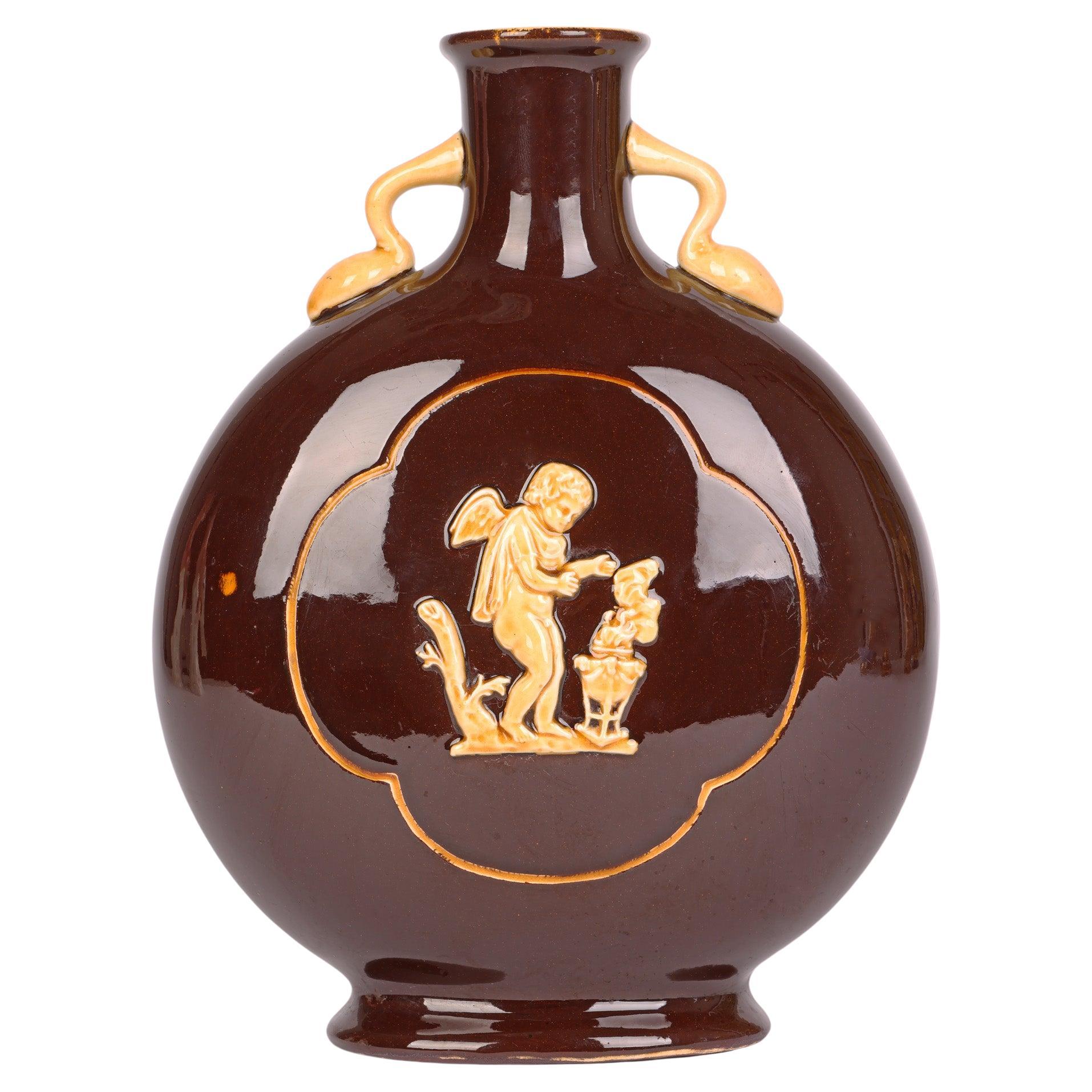 Vase en forme de lune émaillée en forme de trèfle avec figures classiques du mouvement esthétique anglais
