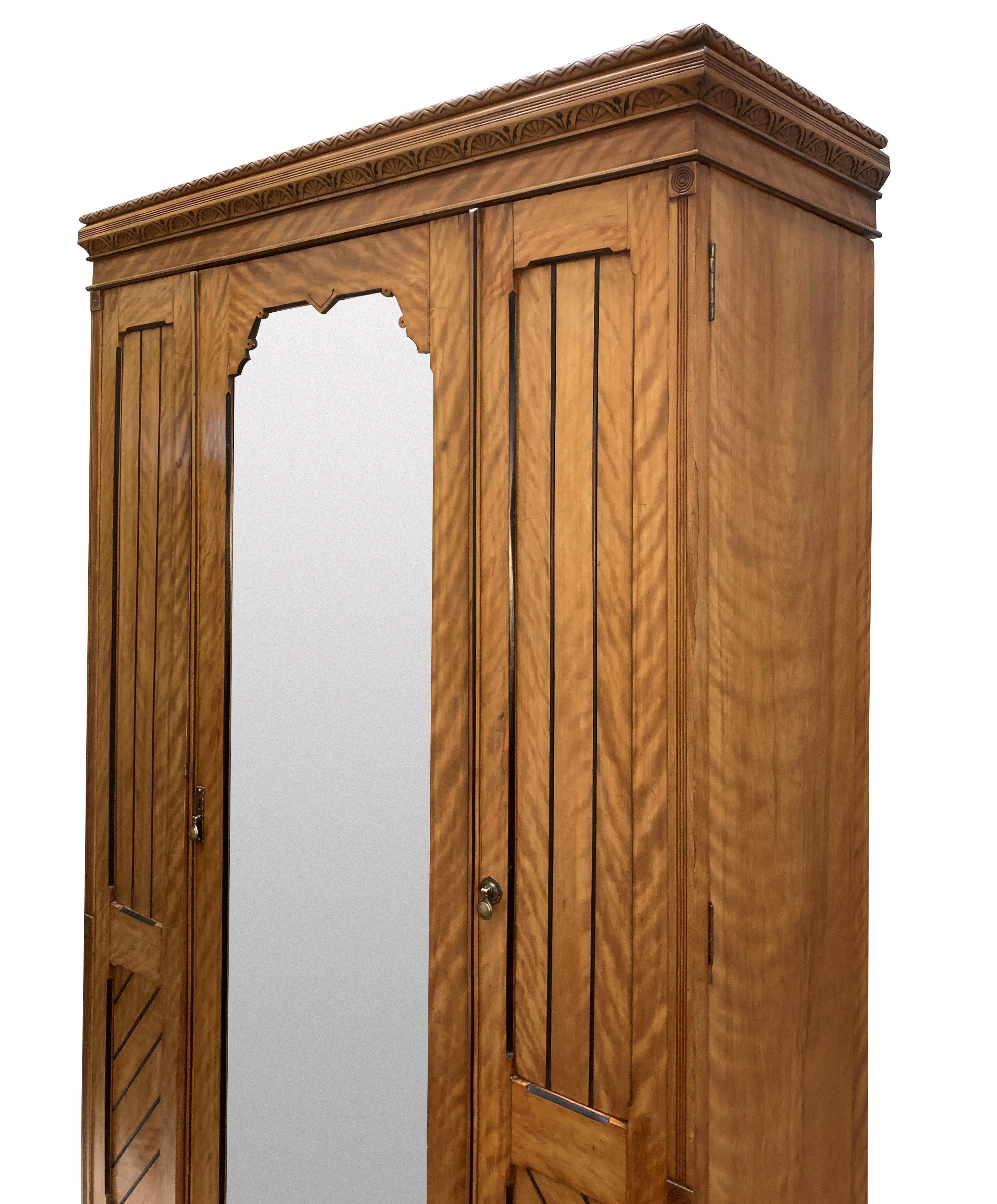 Inglese Armadio Aesthetic Movement inglese in betulla satinata in vendita