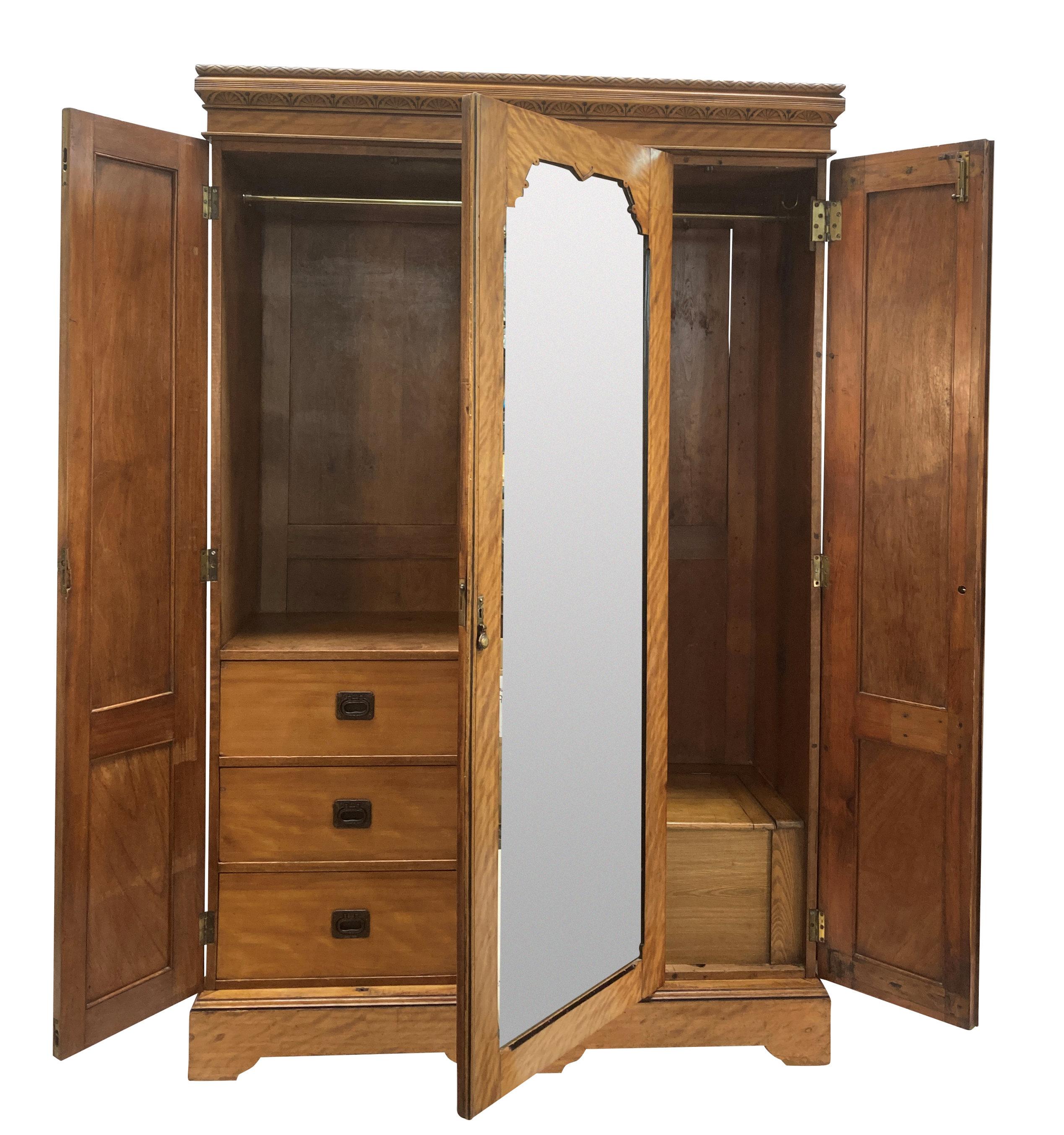 Armadio Aesthetic Movement inglese in betulla satinata In condizioni buone in vendita a Kent, Dover