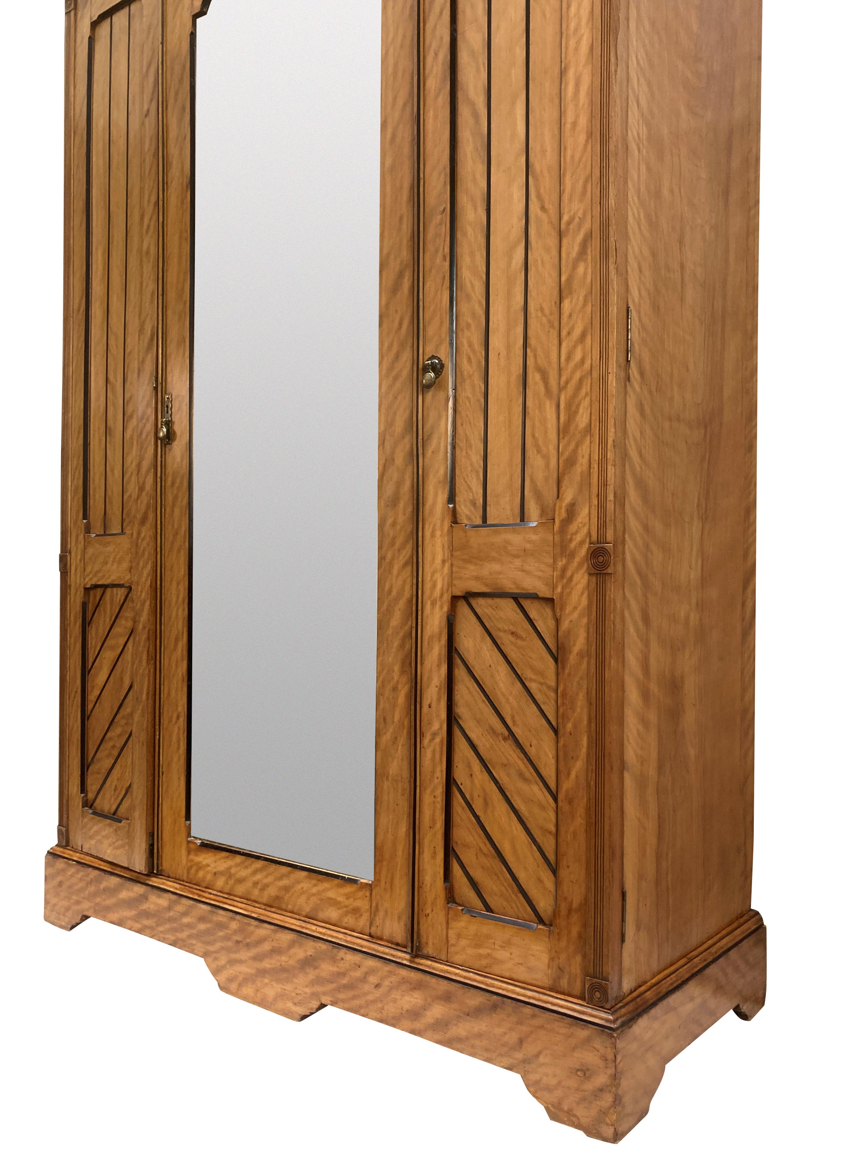 Fine XIX secolo Armadio Aesthetic Movement inglese in betulla satinata in vendita