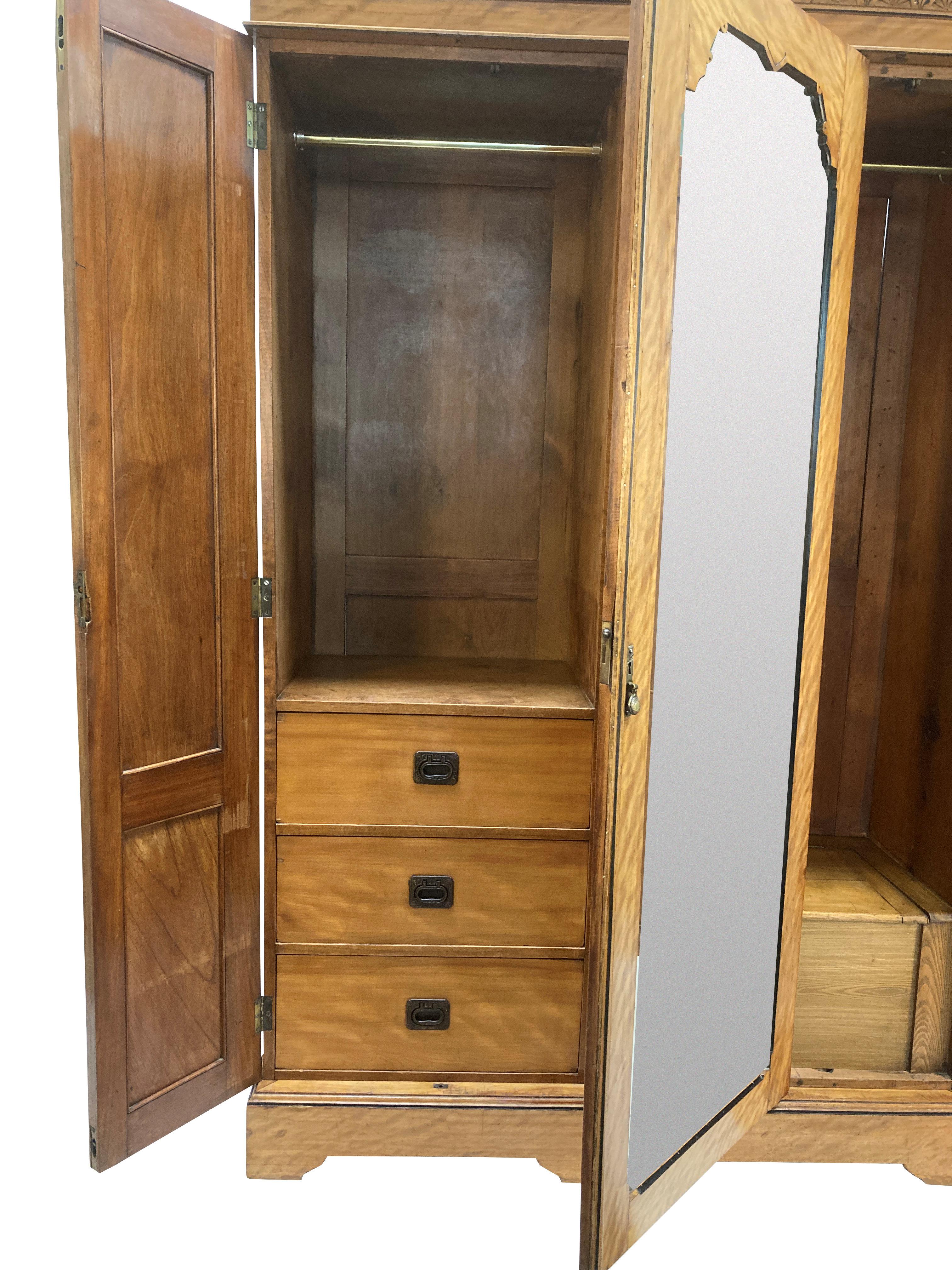 Ottone Armadio Aesthetic Movement inglese in betulla satinata in vendita