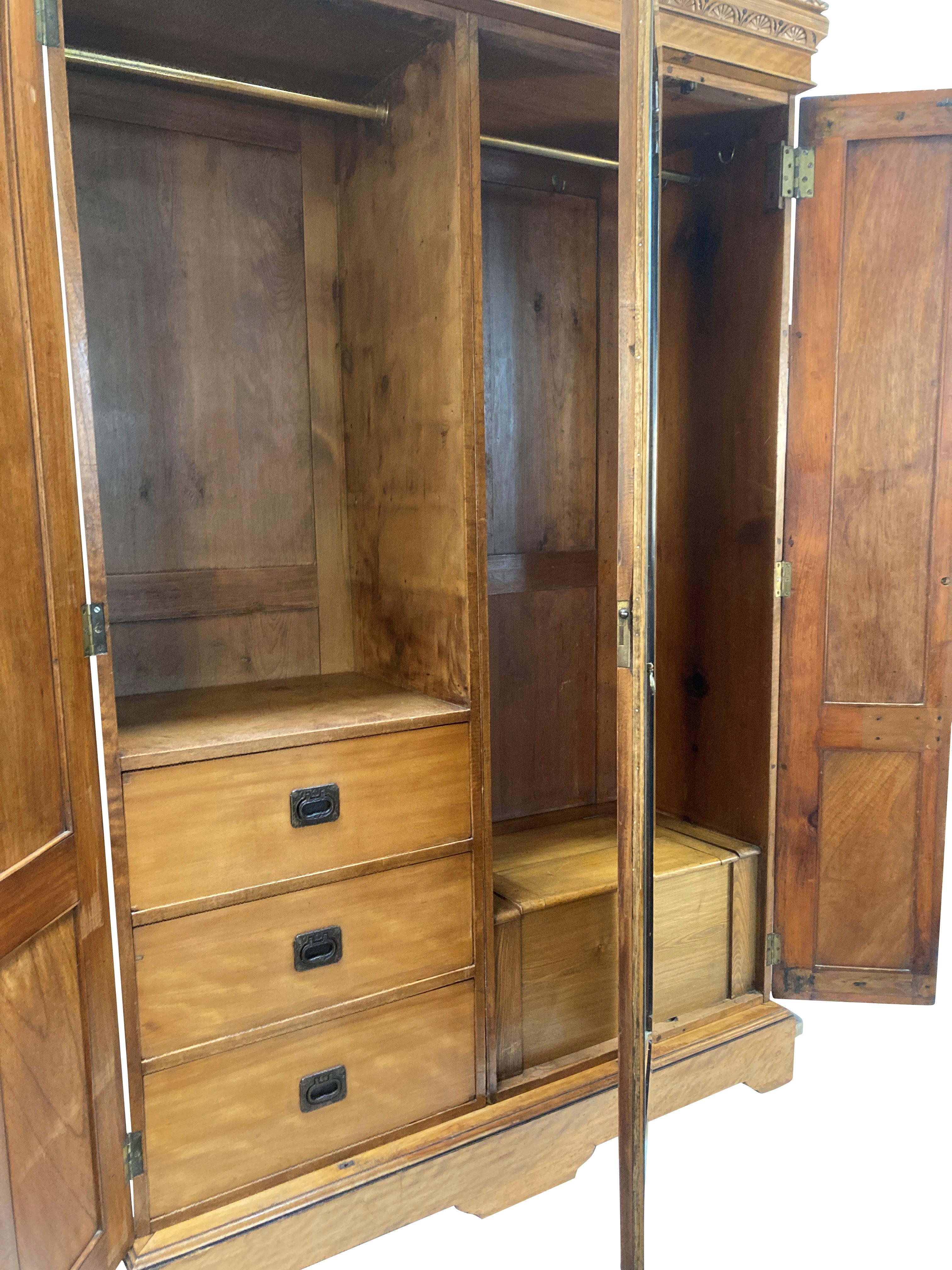 Armadio Aesthetic Movement inglese in betulla satinata in vendita 1