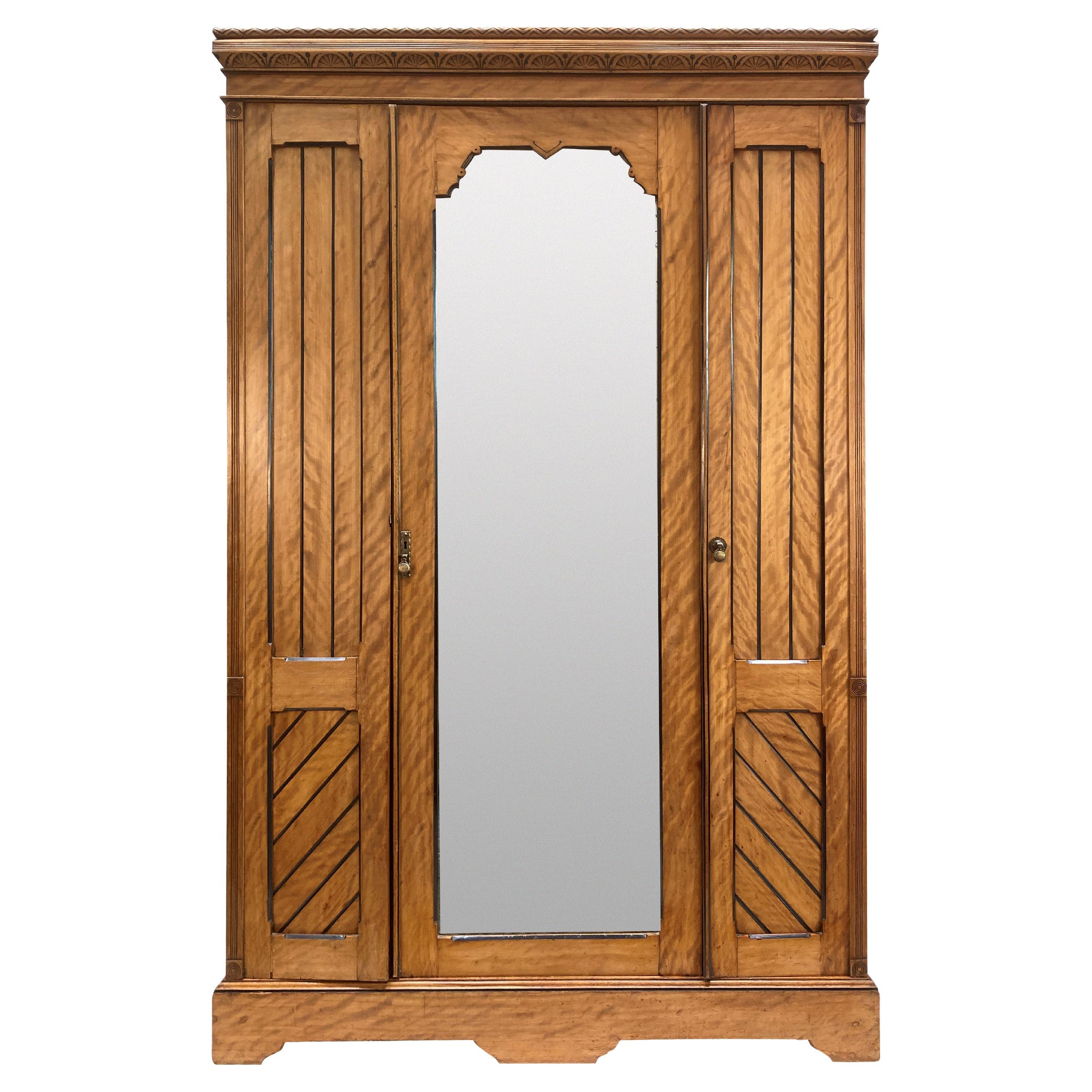 Armadio Aesthetic Movement inglese in betulla satinata