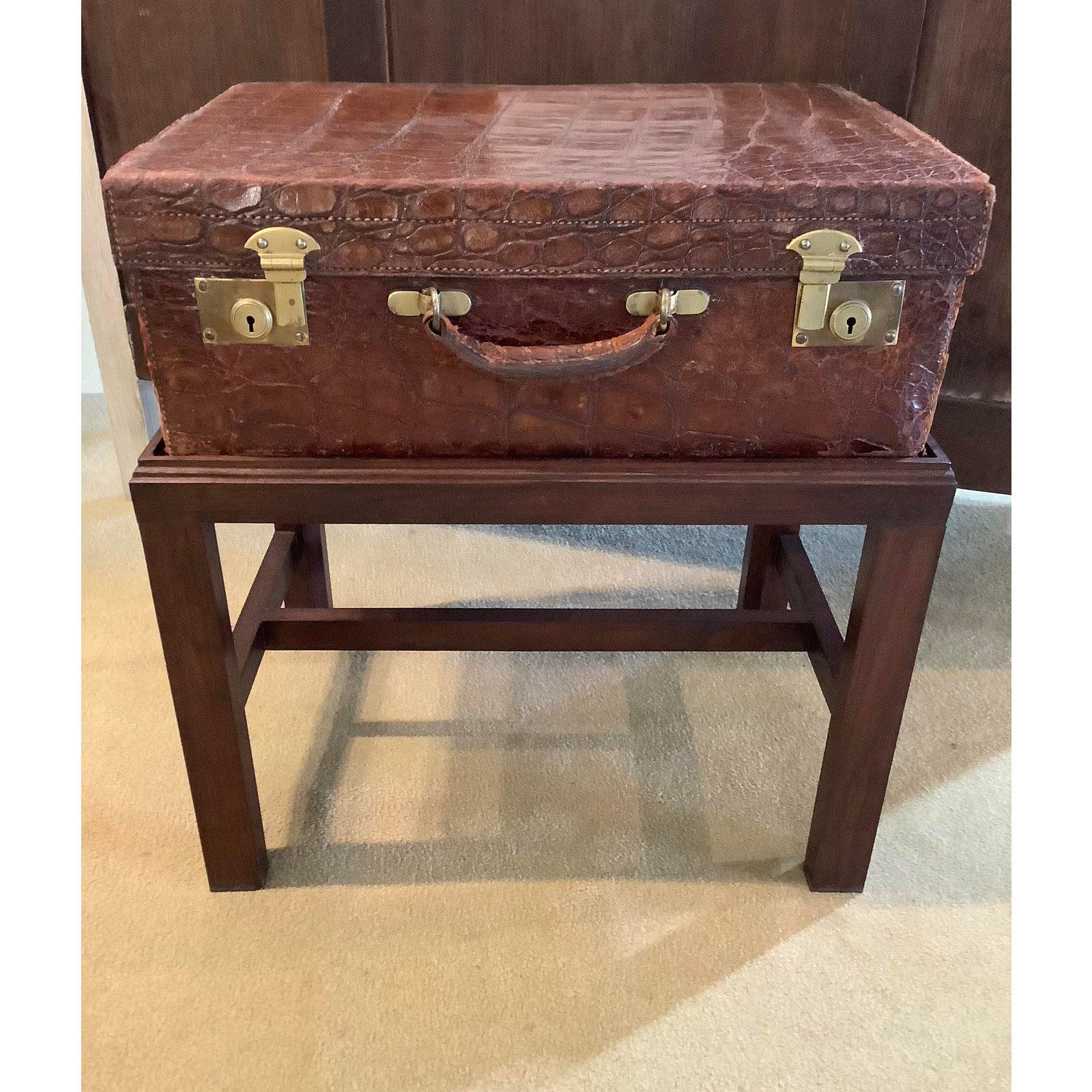 Fantastic alligator suitcase with vintage custom stand by Barkers of Kensington, London.
Barkers of Kensington is a prestigious retailer in London.
This beautiful alligator suitcase is in nice shape with a more lining.
The case sits on a vintage