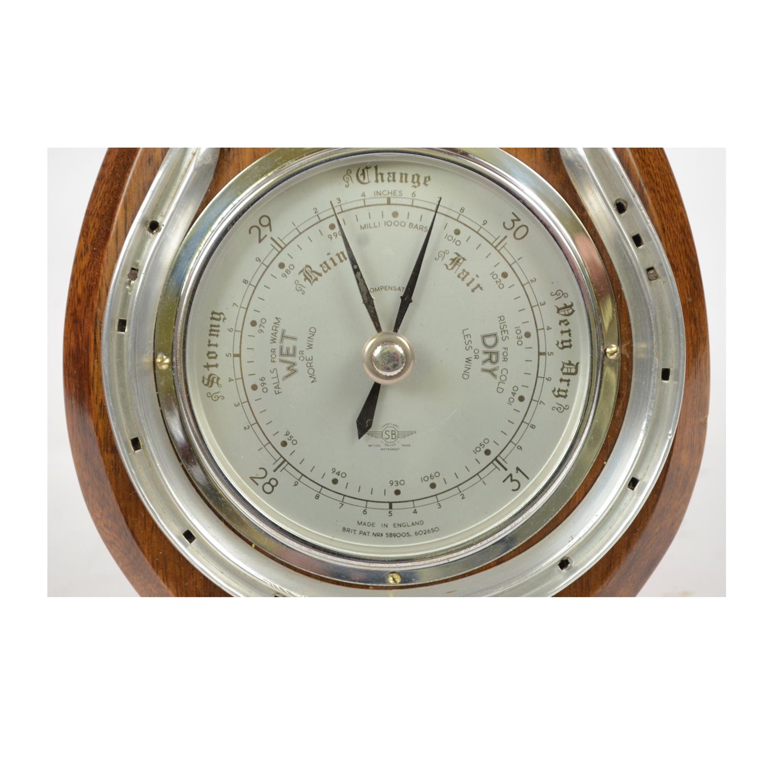 English aneroid barometer from the 1930s made of oak and aluminum with a horseshoe shape. Signed SB Smortland Smith Instruments, made in England. Very good condition. Measures 16.5 x 17.5 x 4.5.
Shipping insured by Lloyd's London, it is available