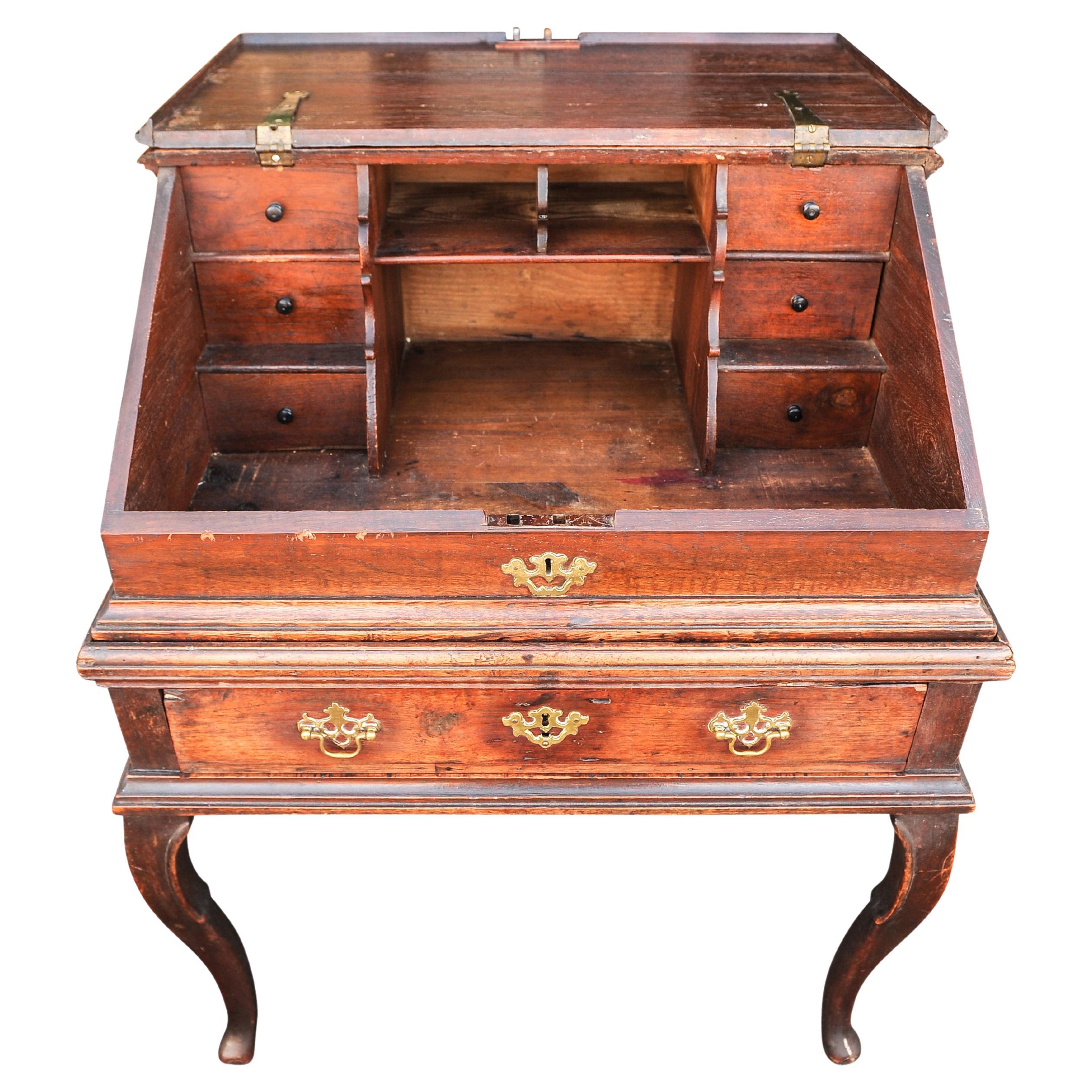 Antiquités anglaises 18e siècle Bureau géorgien sur Stand avec intérieur aménagé. en vente