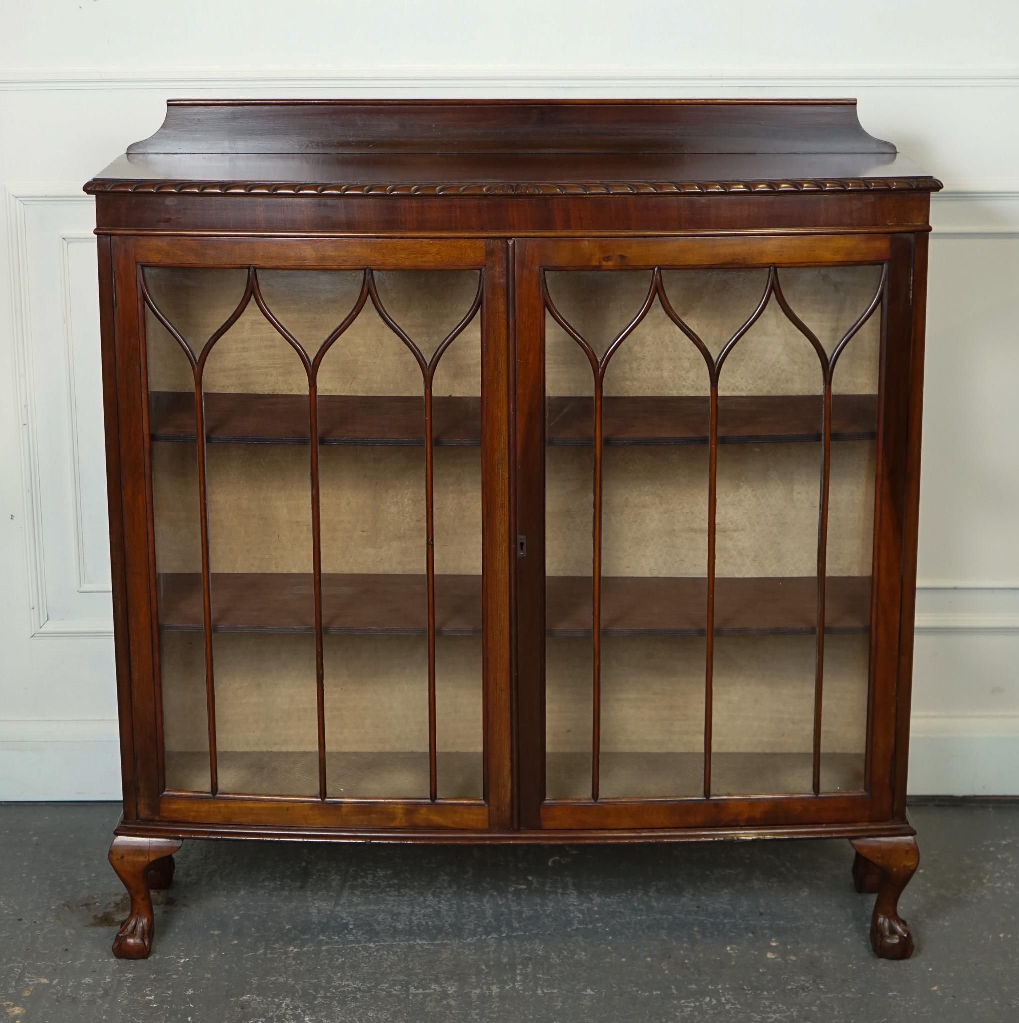 
We are delighted to offer for sale this Antique 1920s English China Cabinet Bookcase.

The English antique 1920s China display cabinet bookcase is a stunning piece of furniture that exudes elegance and charm. This cabinet features a classic design