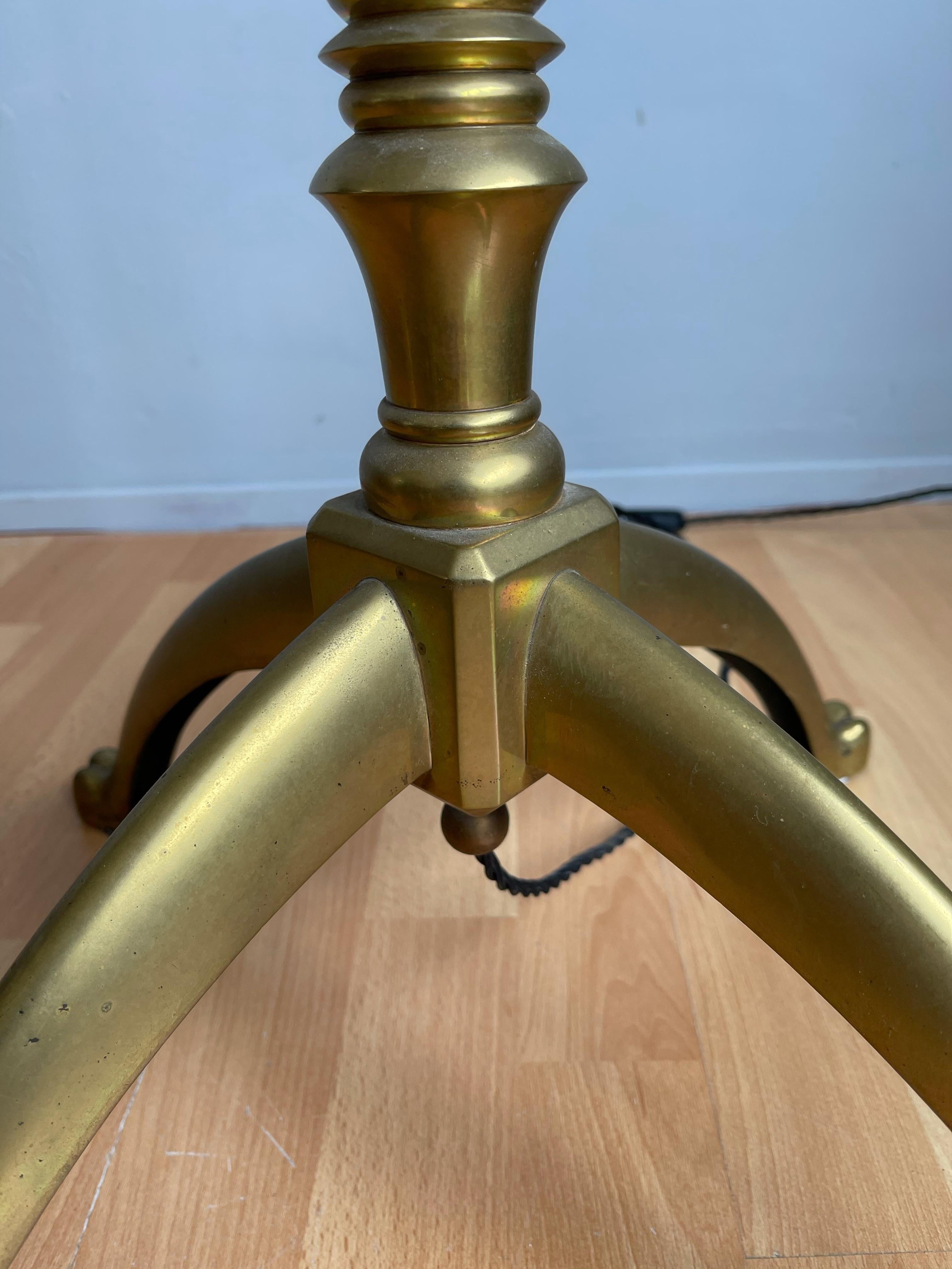 W.A.S. Benson, Antigua y elegante lámpara de pie Arts & Crafts de bronce circa 1880 en venta 10