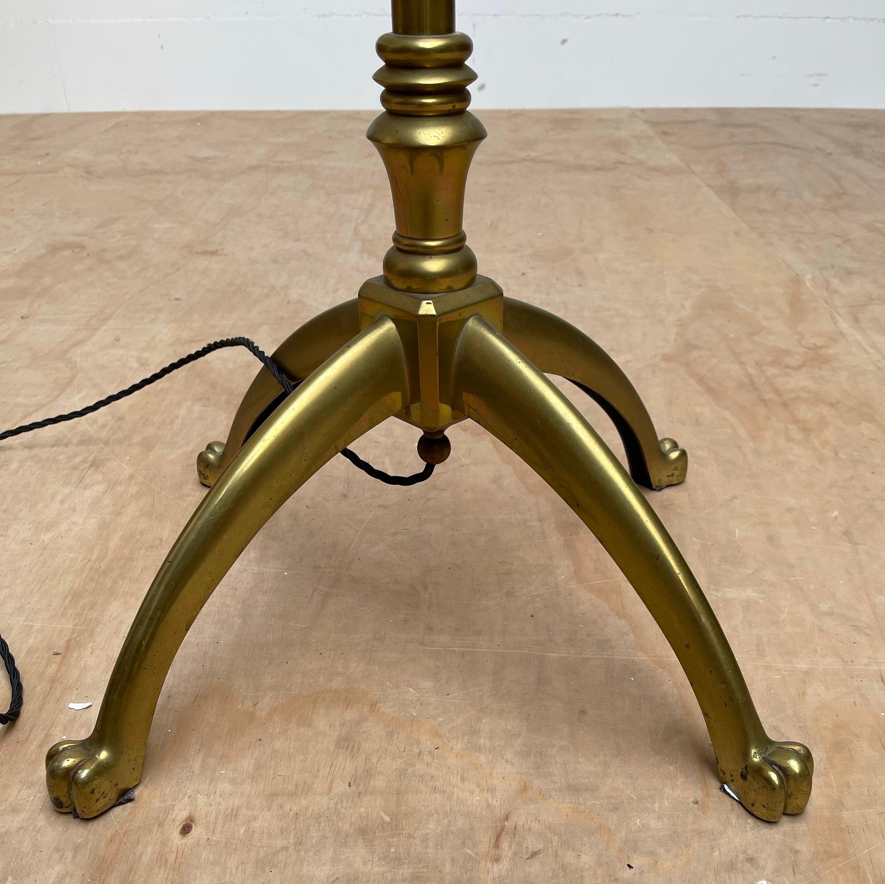W.A.S. Benson, Antigua y elegante lámpara de pie Arts & Crafts de bronce circa 1880 Hecho a mano en venta