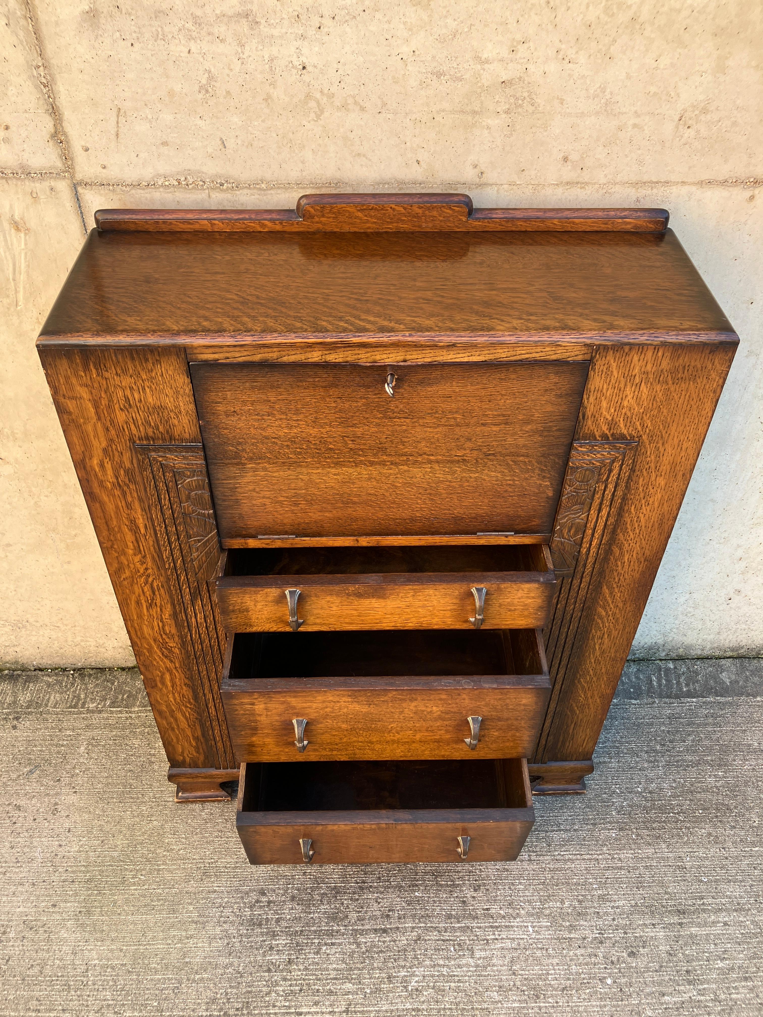 Sculpté à la main Antiquités anglaises Art Deco Bureau Secretaire Oak Cabinet en vente