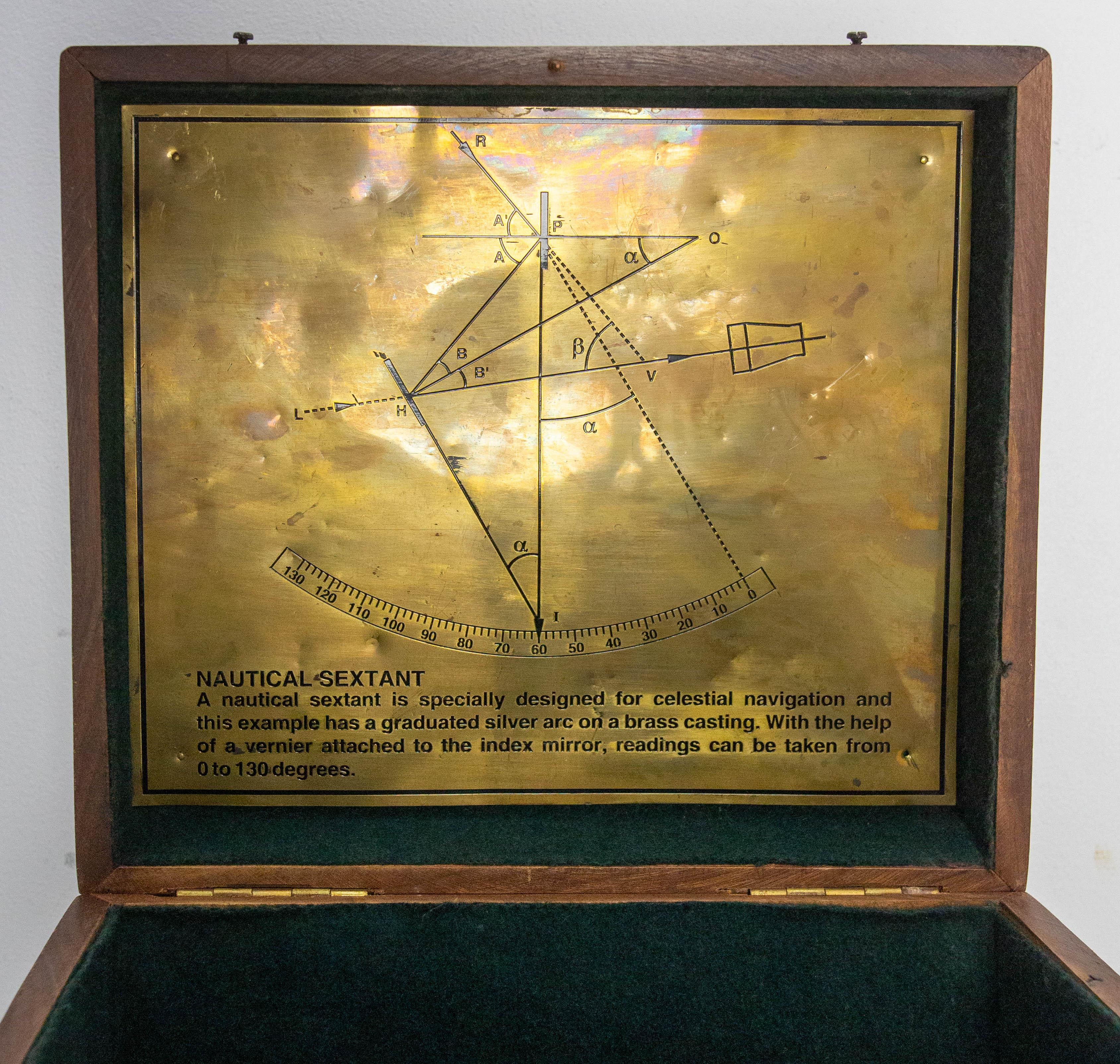 Francese Antico sestante inglese in ottone con scatola in noce e pezzi di ricambio, circa 1880 in vendita