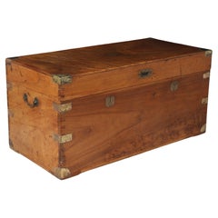 Caja inglesa antigua de madera de alcanfor